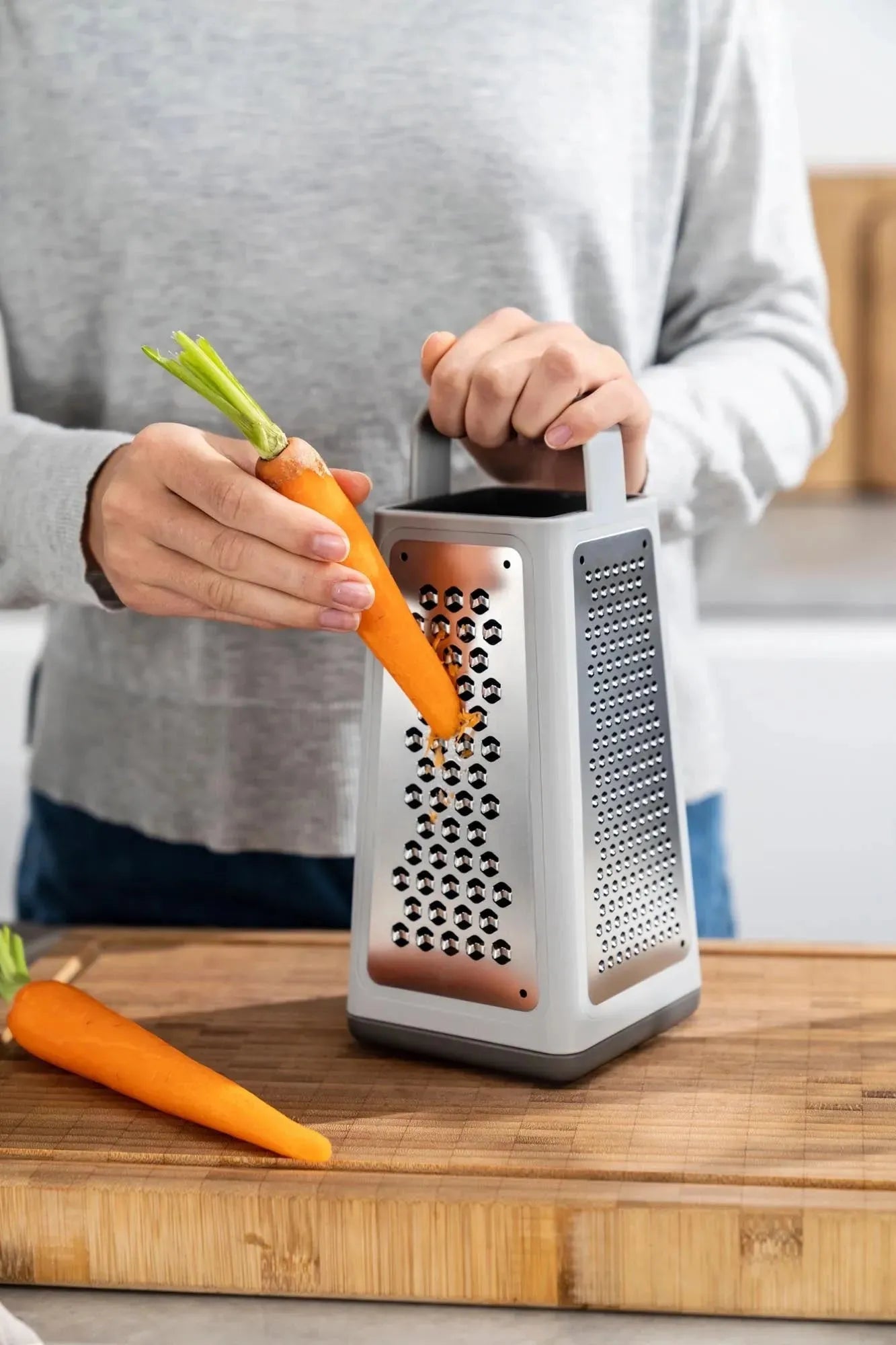 Zwilling Z-Cut: Praktische 6-in-1 Reibe für effizientes Kochen.