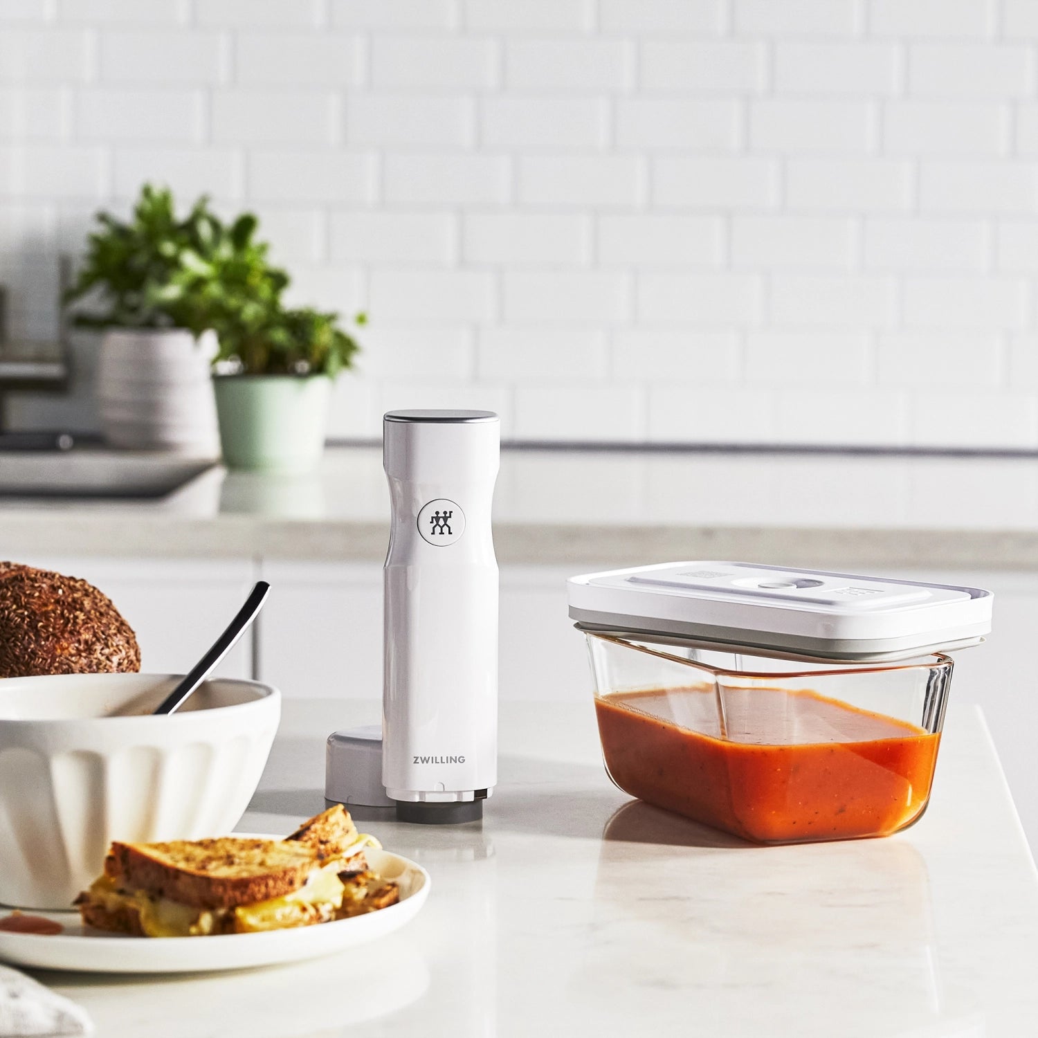Moderne Vakuumpumpe in Weiß mit USB-Anschluss, ideal für die effiziente Aufbewahrung von Lebensmitteln und deren Frischeerhalt.