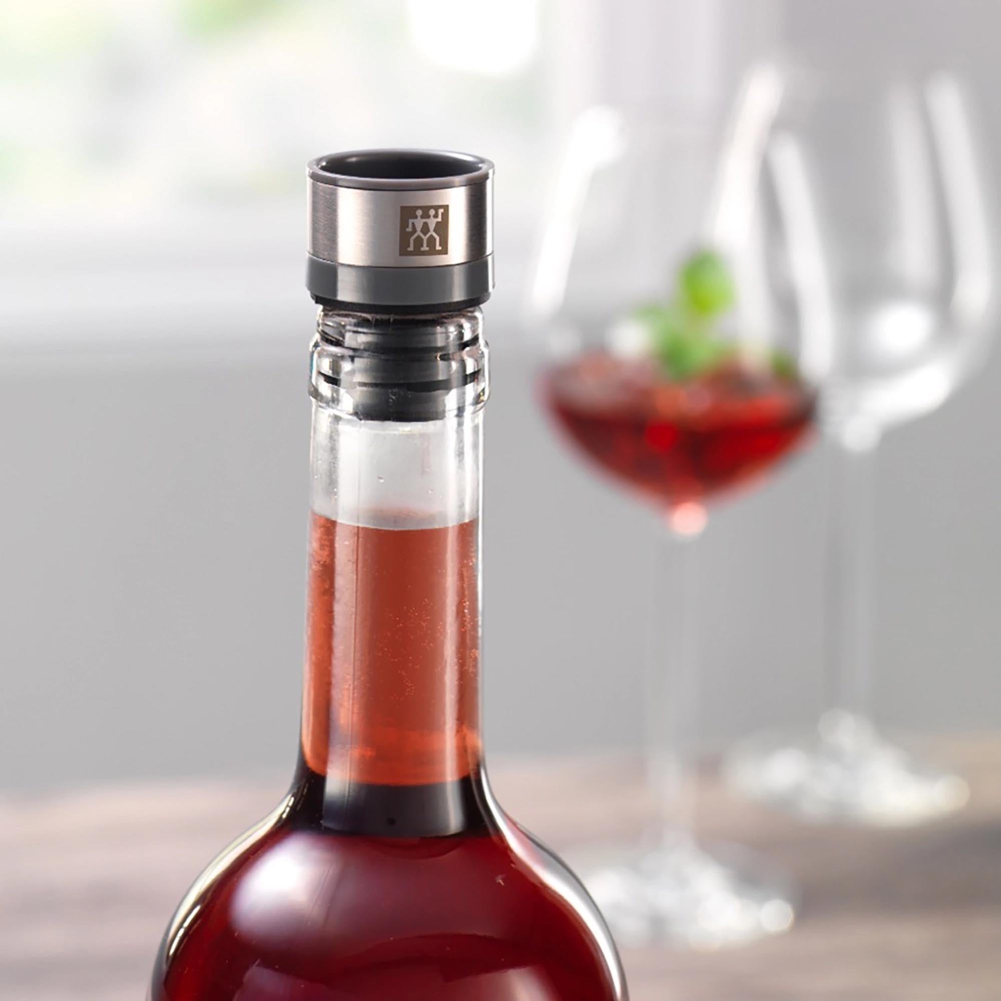 Praktischer 3-teiliger Vakuum-Weinverschluss von Zwilling Kitchen in Grau, Maße 3x3x4 cm, ideal zum Frischhalten von Wein.