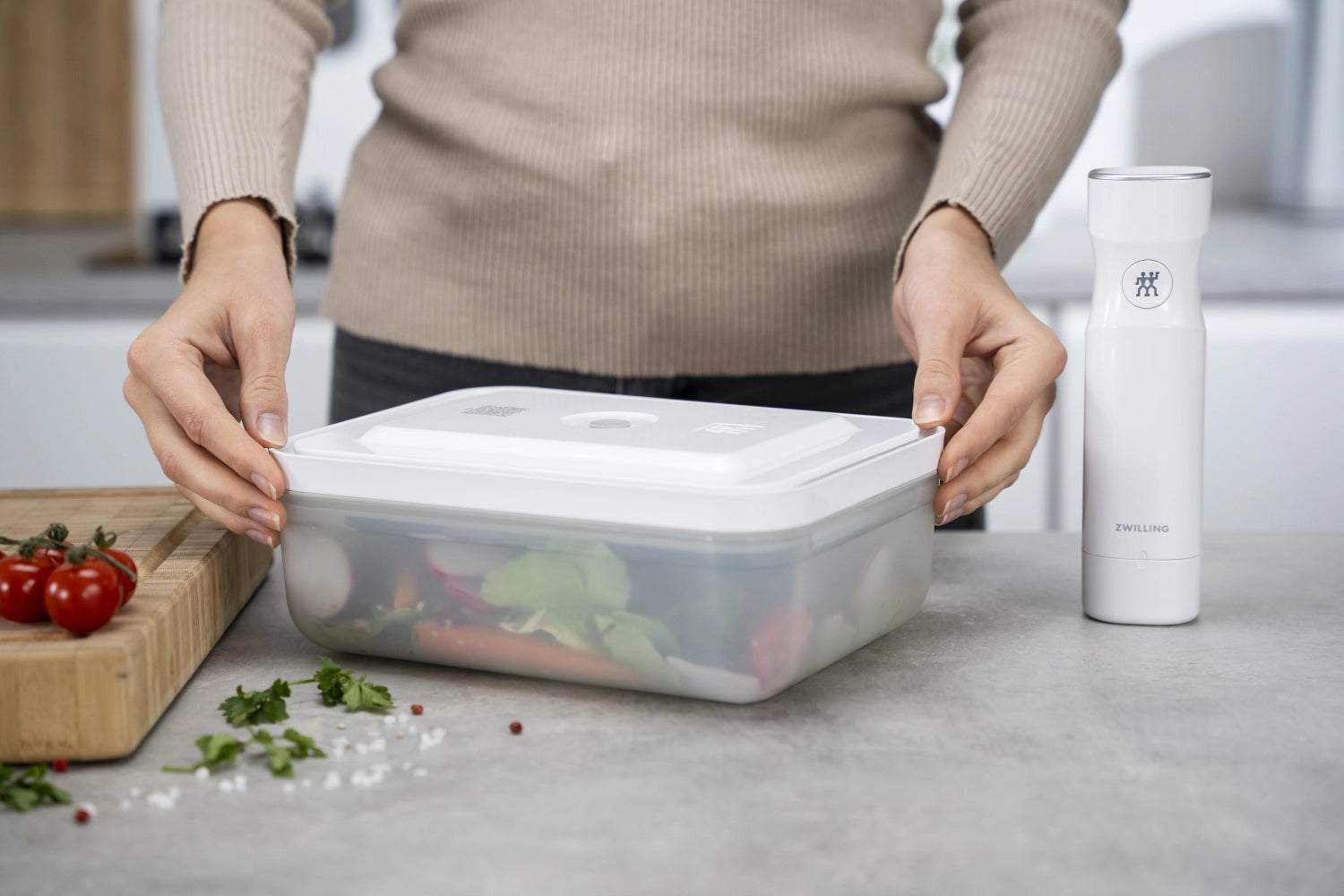 Praktische Vakuumbox M von Zwilling Kitchen, ideal zur Aufbewahrung von Lebensmitteln, aus robustem Kunststoff, Maße: 18.2x11.2x9.8 cm, 0.9L.