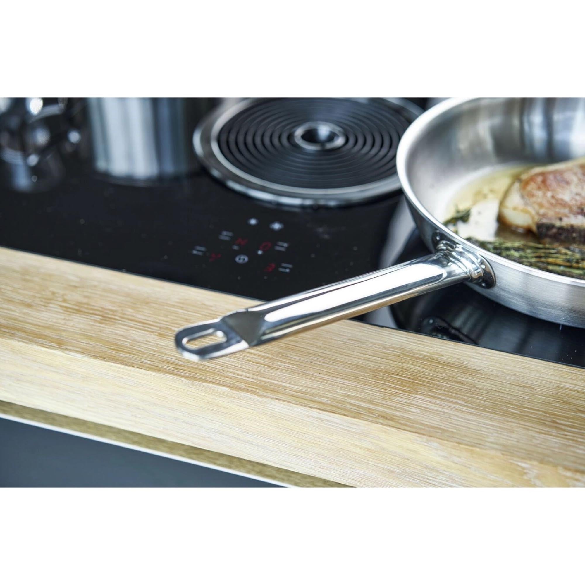 Entdecken Sie die ZWILLING Pro Bratpfanne hoch, 28 cm – ideal für perfekte Bratergebnisse. Hochwertiger Edelstahl, hervorragende Antihaftwirkung und ergonomischer Griff für müheloses Kochen.