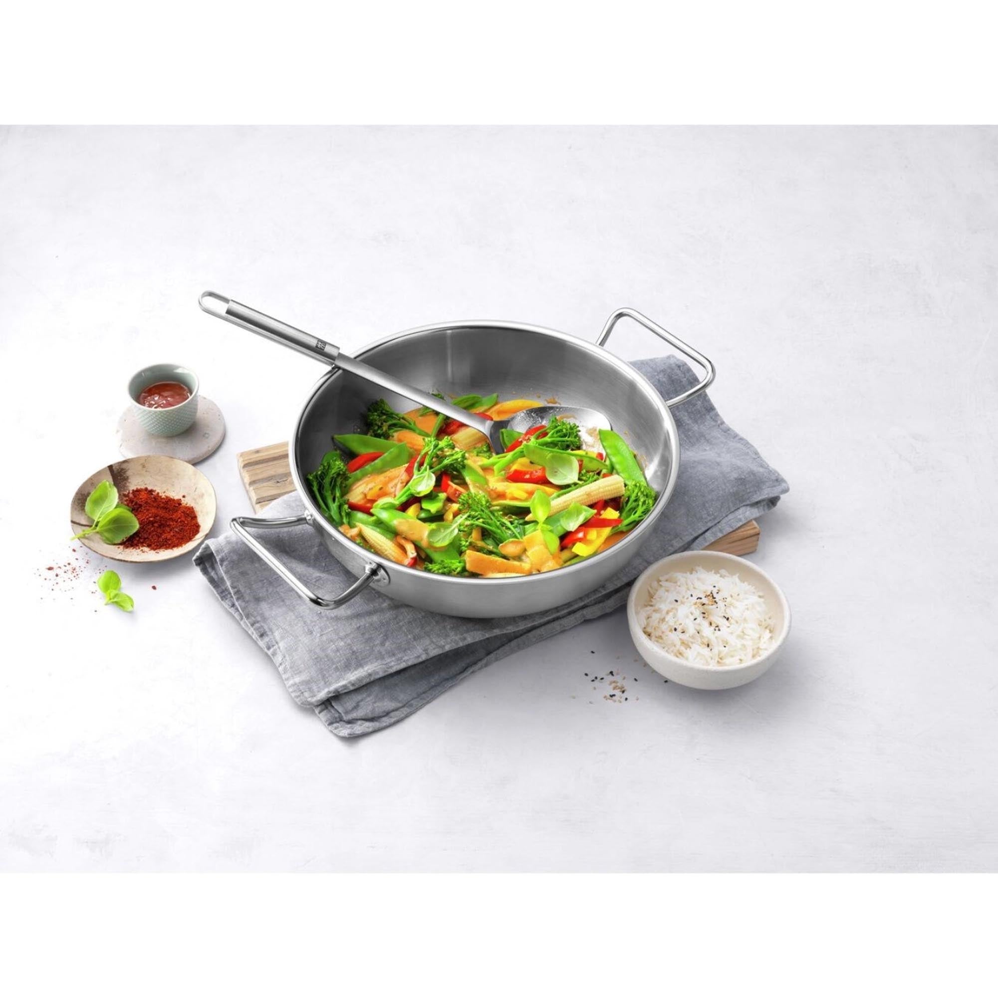 ZWILLING Pro Wok, 30 cm: Hochwertiger Edelstahl-Wok, ideal für asiatische Gerichte, mit gleichmässiger Wärmeverteilung und Vielseitigkeit.