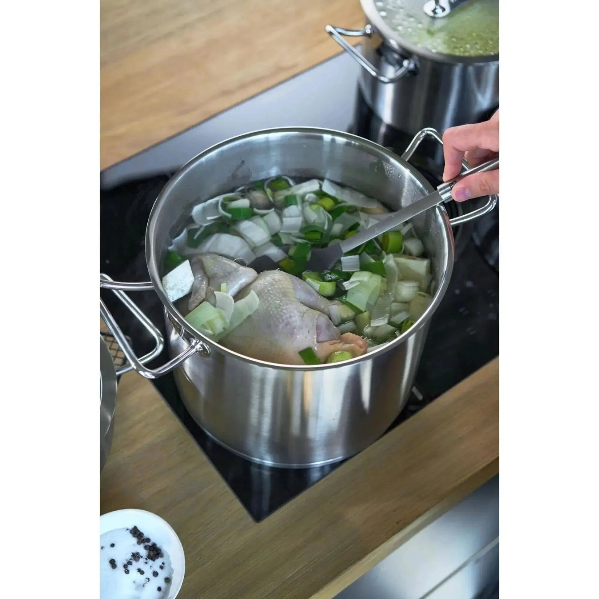 ZWILLING Pro 24 cm Topf: Langlebiger Edelstahl für Profi-Köche.