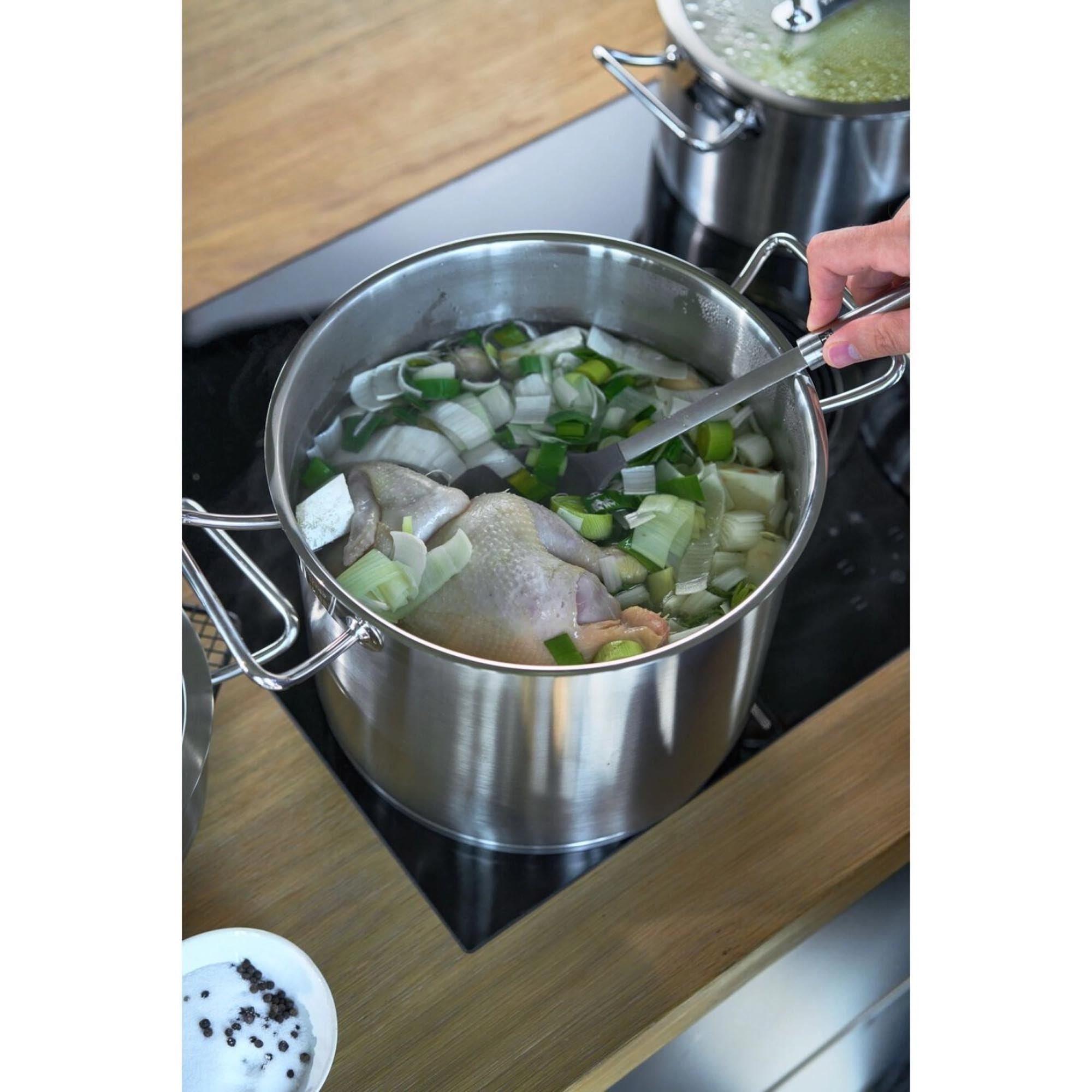 ZWILLING Pro Kochtopf 28 cm: Hochwertiger Edelstahl, ideal für grosse Portionen, energiesparend, für alle Herdarten geeignet.