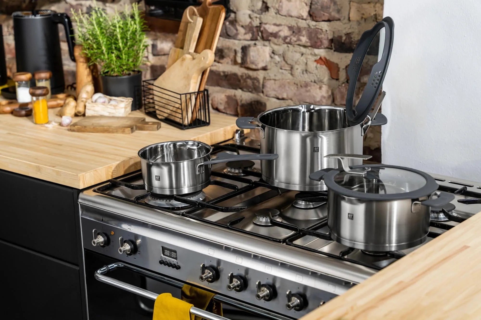 Das 4-teilige Zwilling Simplify Kochgeschirr-Set kombiniert modernes Design mit Funktionalität und Qualität für müheloses Kochen.