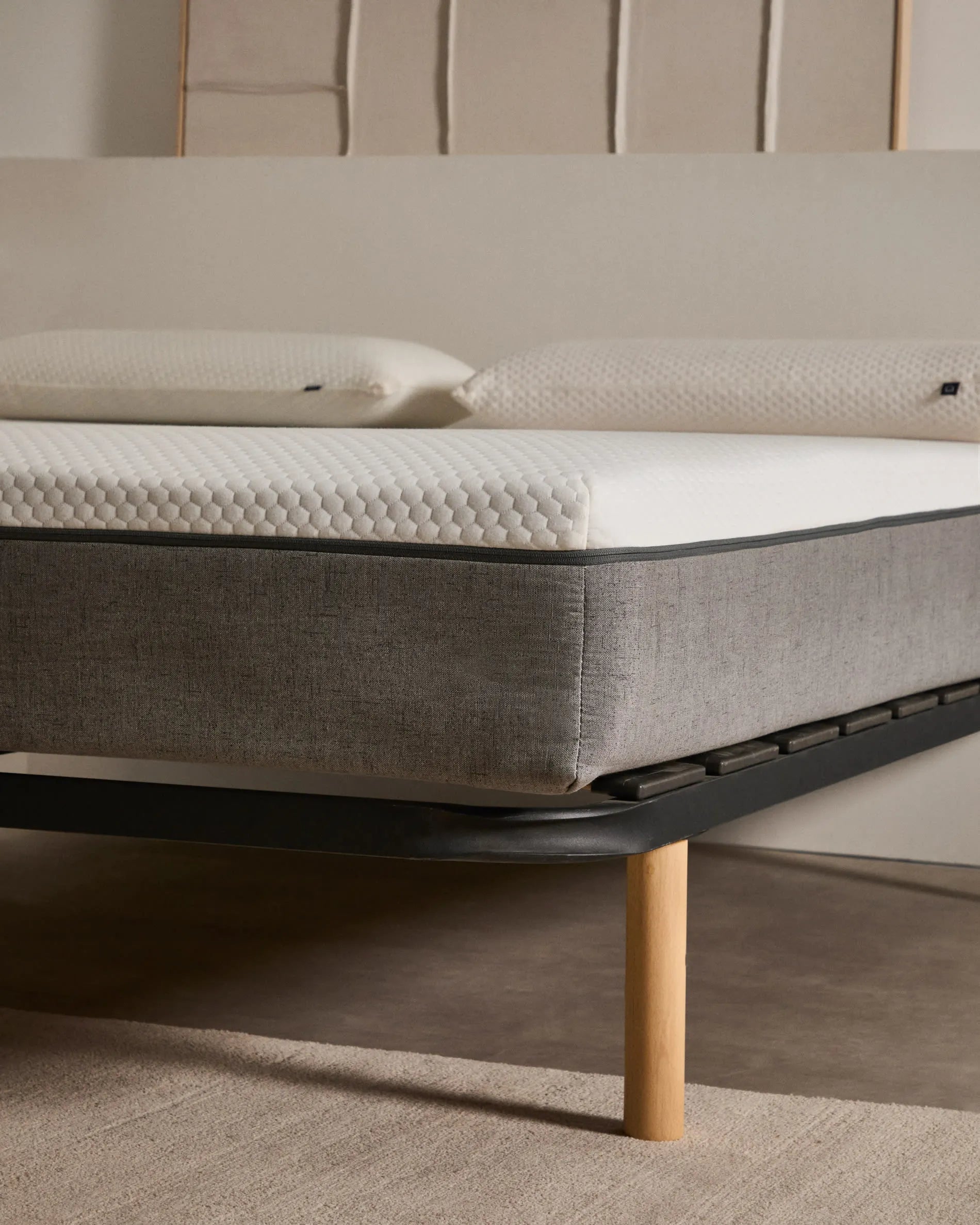 Elegantes Talo Bettgestell: Graphit-Metall, Kohlefaser-Holz, geräuscharm, anpassbar, robust. Perfekt für stilvolle Schlafzimmer.
