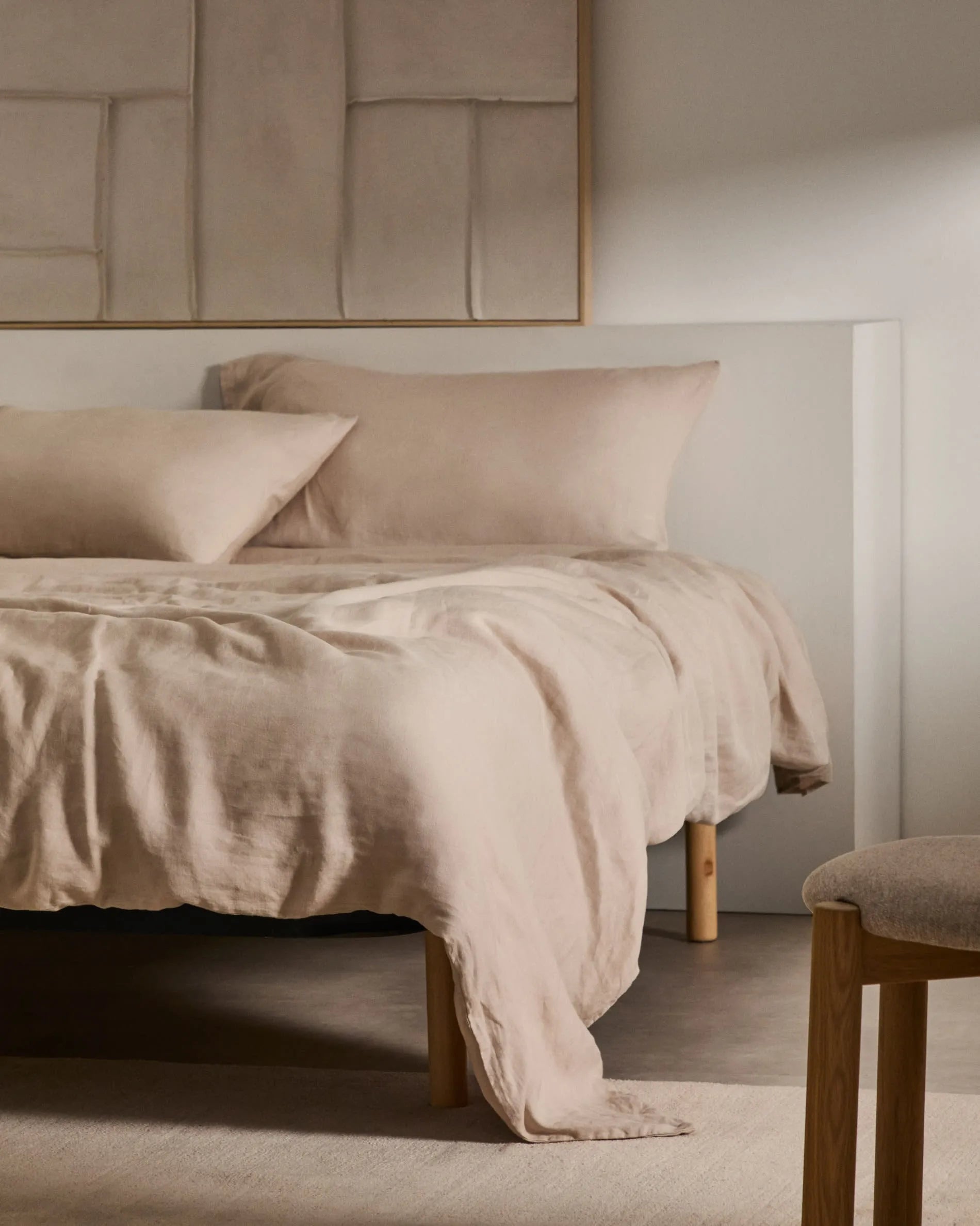 Elegantes Talo Bettgestell: Graphit-Metall, Kohlefaser-Holz, geräuscharm, anpassbar, robust. Perfekt für stilvolle Schlafzimmer.