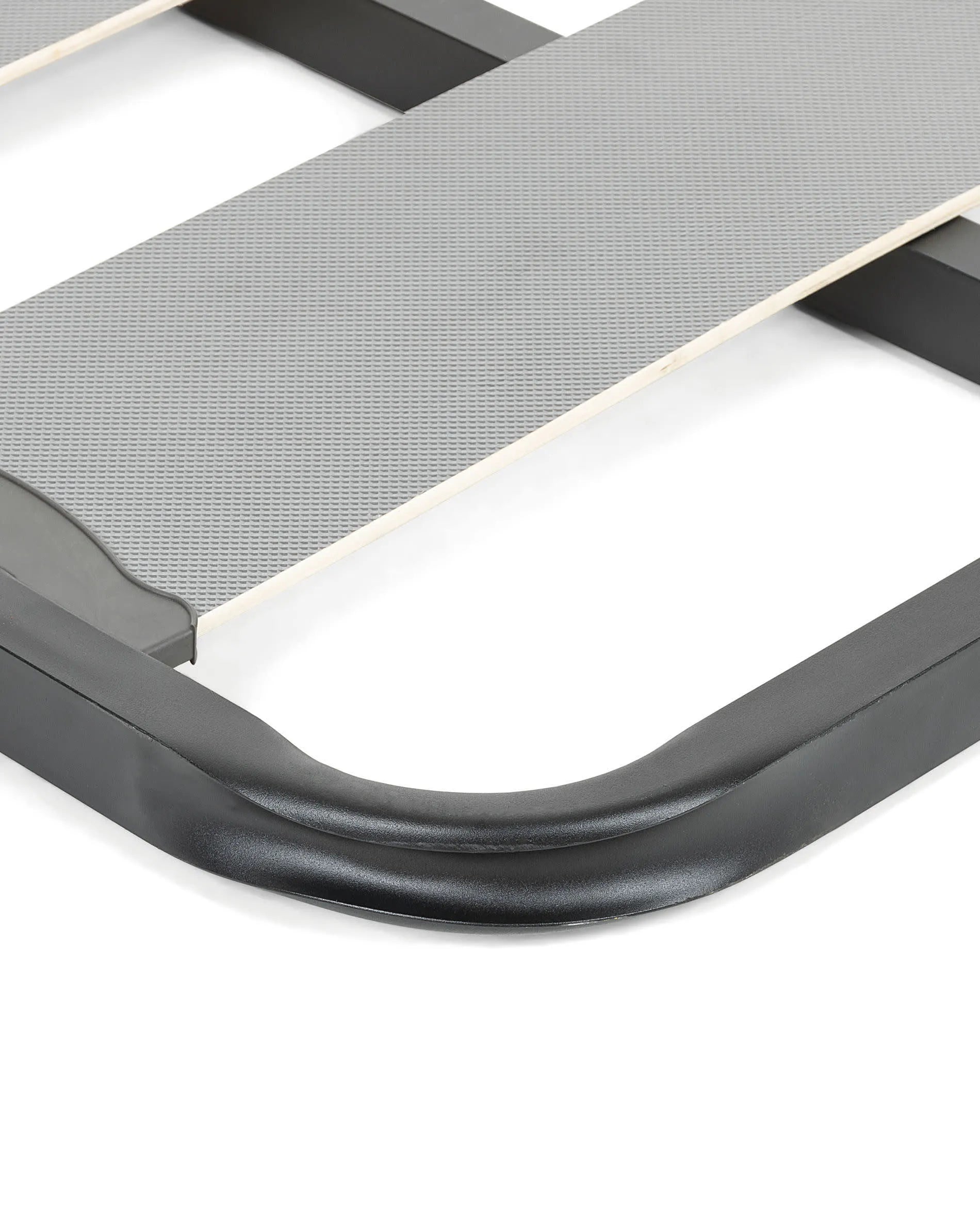 Das Talo Bettgestell von Kave Home vereint moderne Eleganz mit Stabilität, dank graphitfarbenem Metall und Keramikdetails.