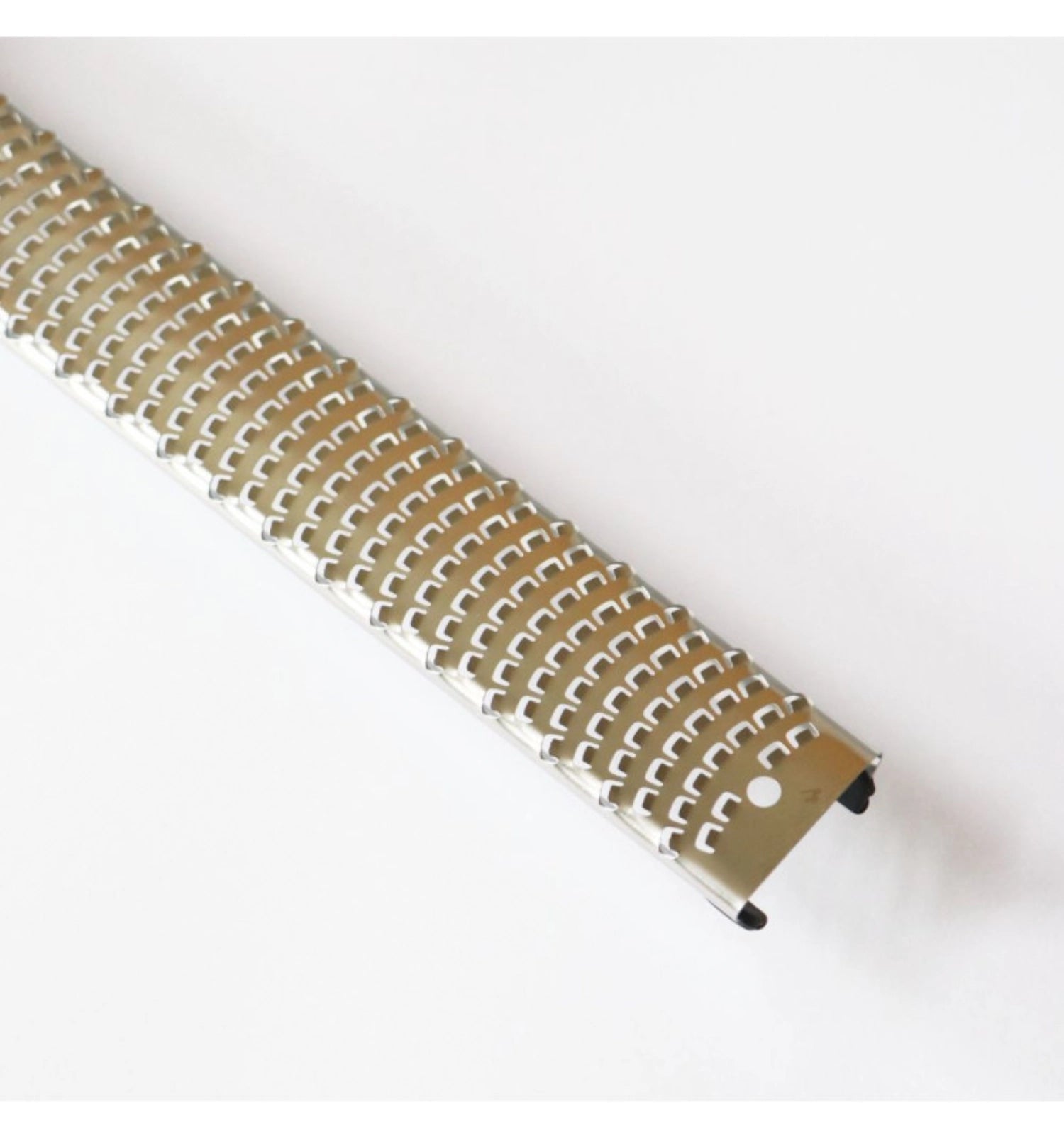 Praktische Zestenreibe von Scrap Cooking, 32.5 cm, für feine Zesten von Zitrusfrüchten, unverzichtbar in jeder Küche.