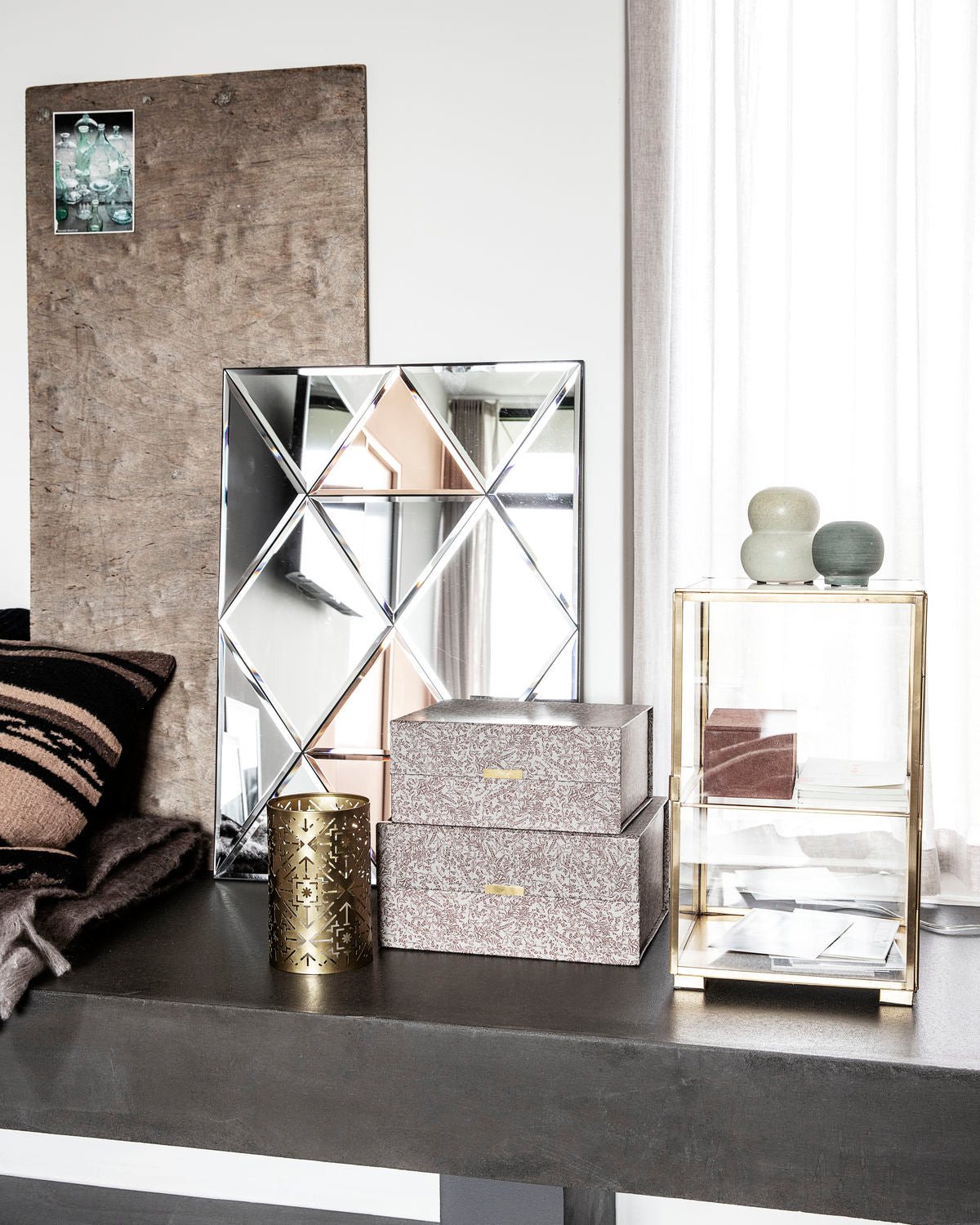 Schrank Glass in Messing präsentiert im Onlineshop von KAQTU Design AG. Schrank ist von House Doctor