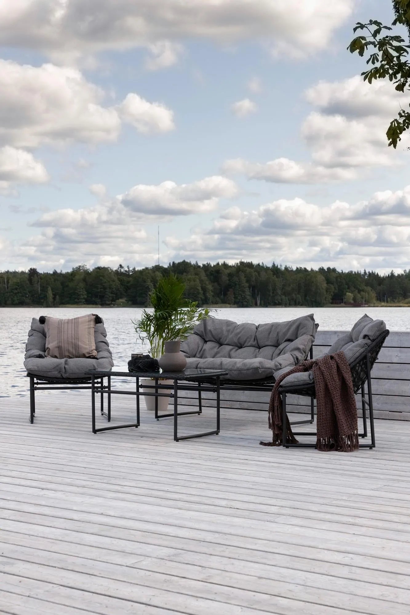 Tina Outdoor Sofa-Set in Schwarz präsentiert im Onlineshop von KAQTU Design AG. Loungeset ist von Venture Home