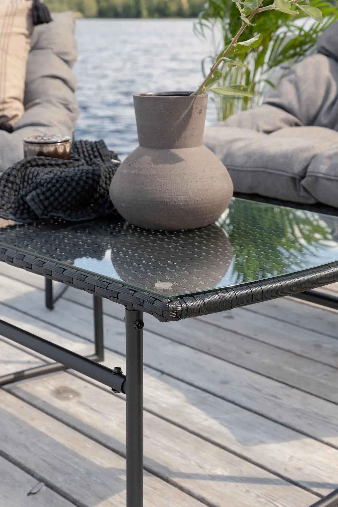 Tina Outdoor Sofa-Set in Weiss präsentiert im Onlineshop von KAQTU Design AG. Loungeset ist von Venture Home