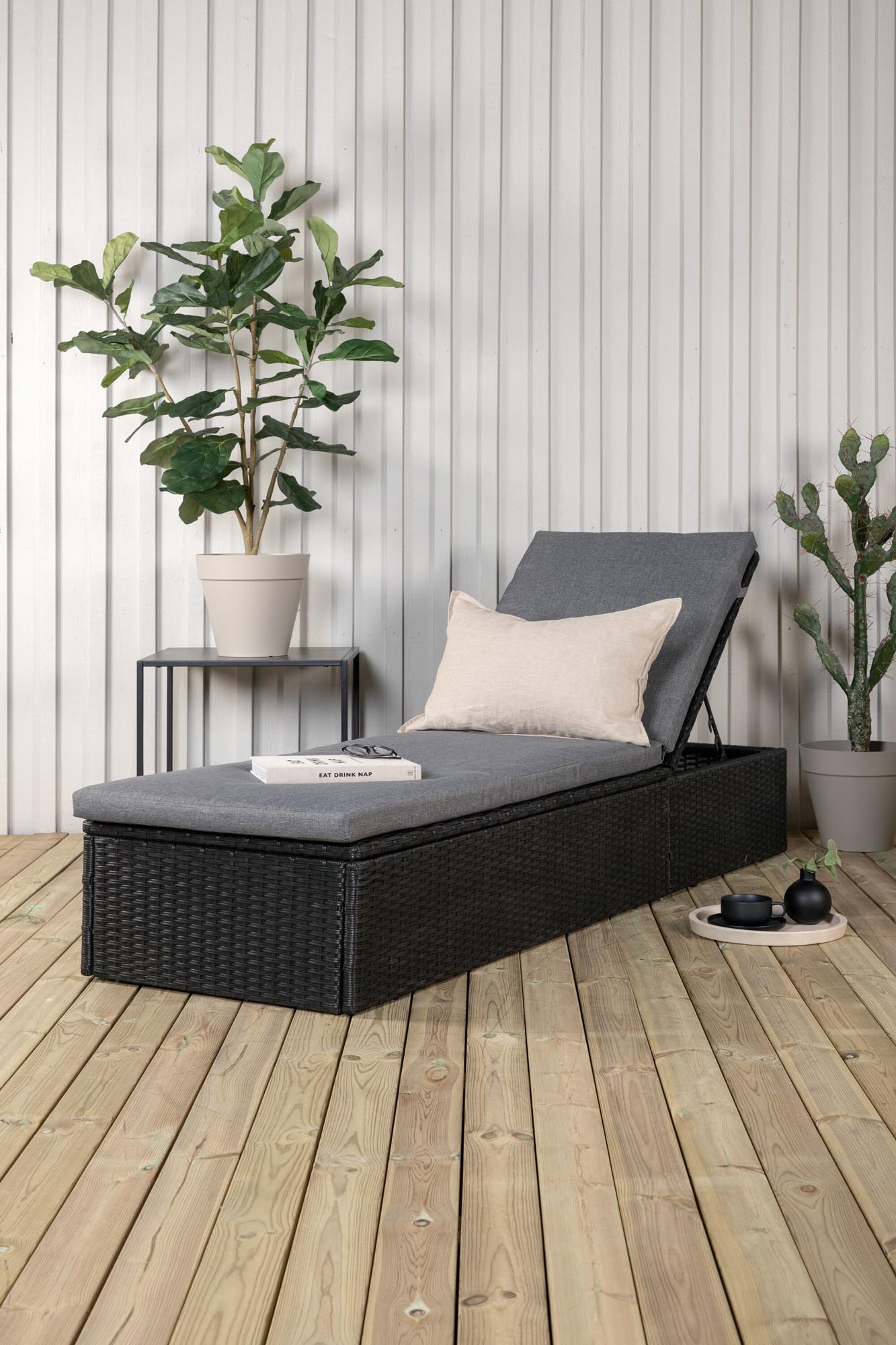 Quad Sonnenlounge in Schwarz präsentiert im Onlineshop von KAQTU Design AG. Liegestuhl ist von Venture Home