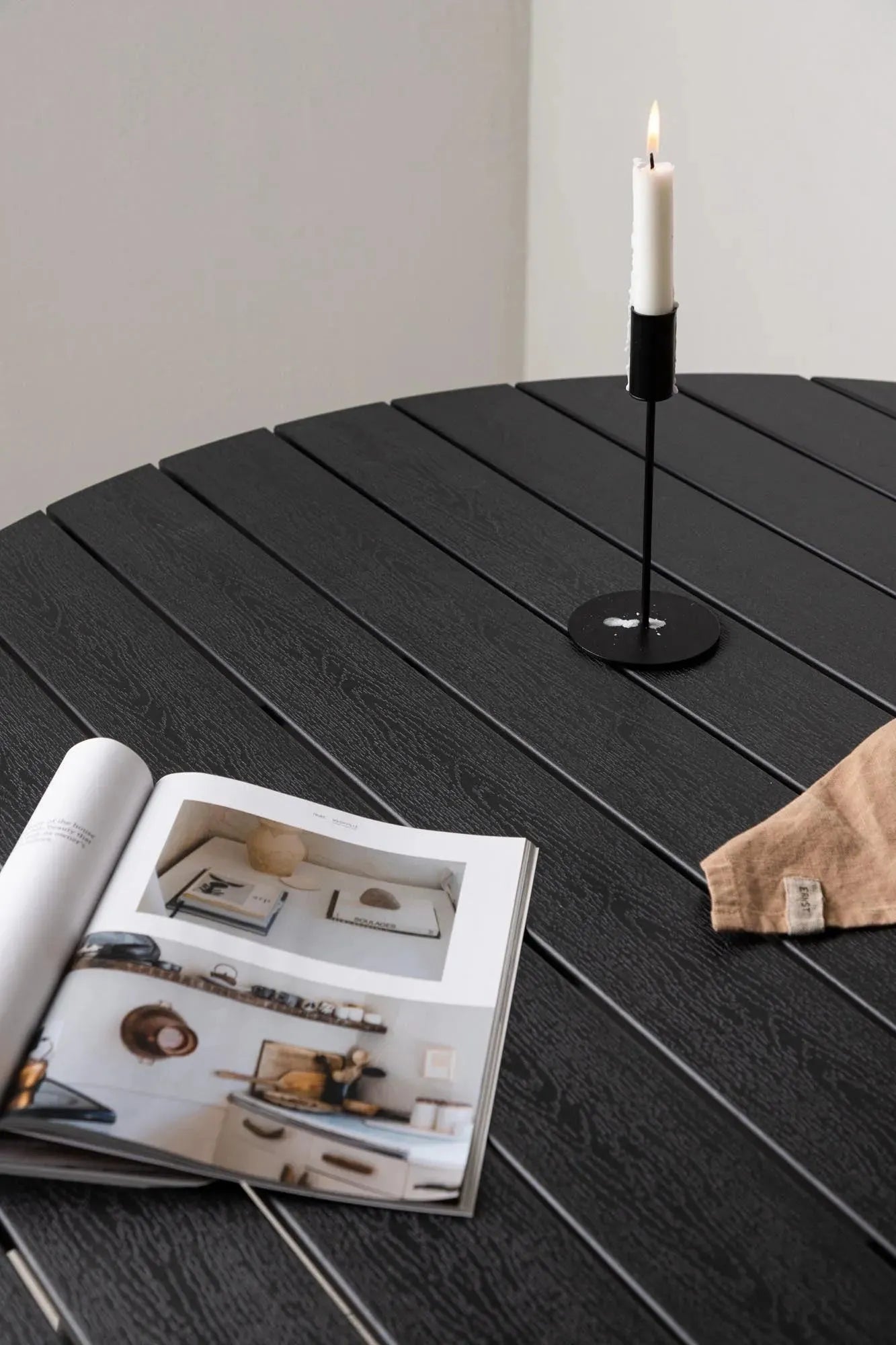 Runder Gartentisch von Venture Home, perfekt für den Garten, modernes Design, langlebig und wetterfest, ideal für draußen.
