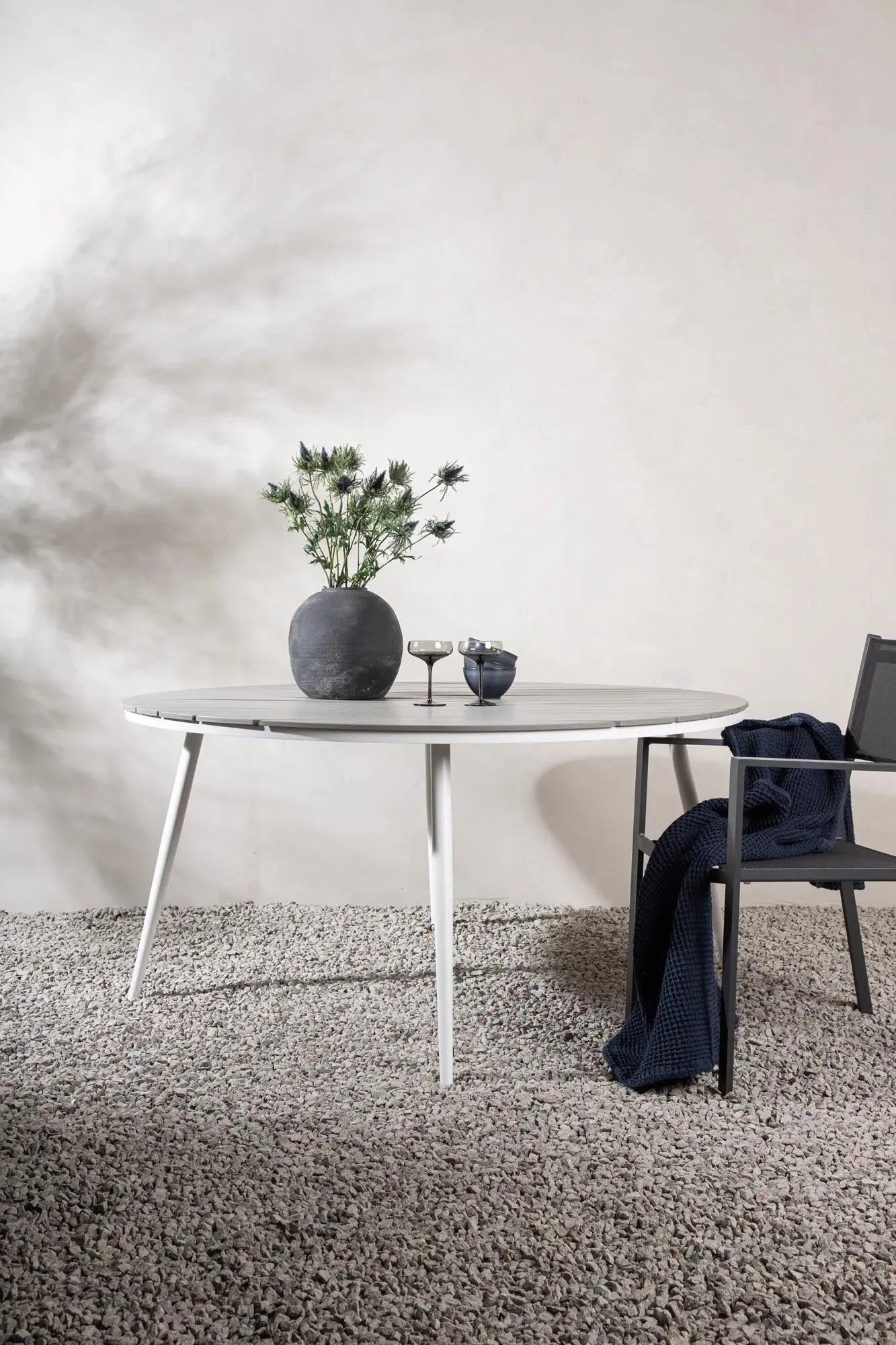 Runder Gartentisch von Venture Home, stilvoll und langlebig, ideal für den Außenbereich, wetterbeständig und vielseitig nutzbar.