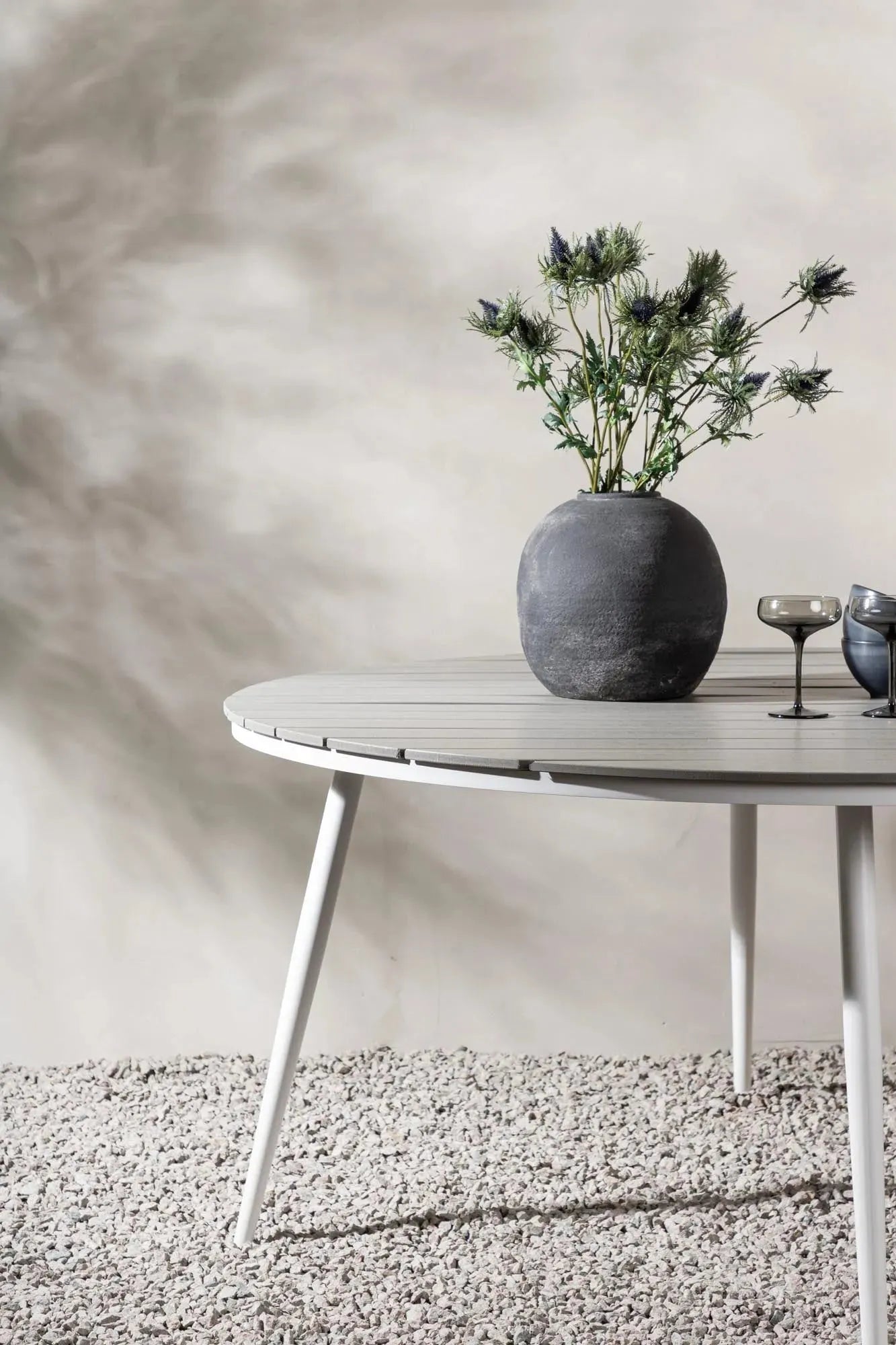Runder Gartentisch von Venture Home, robust und elegant, perfekt für den Garten, wetterfest und vielseitig einsetzbar.