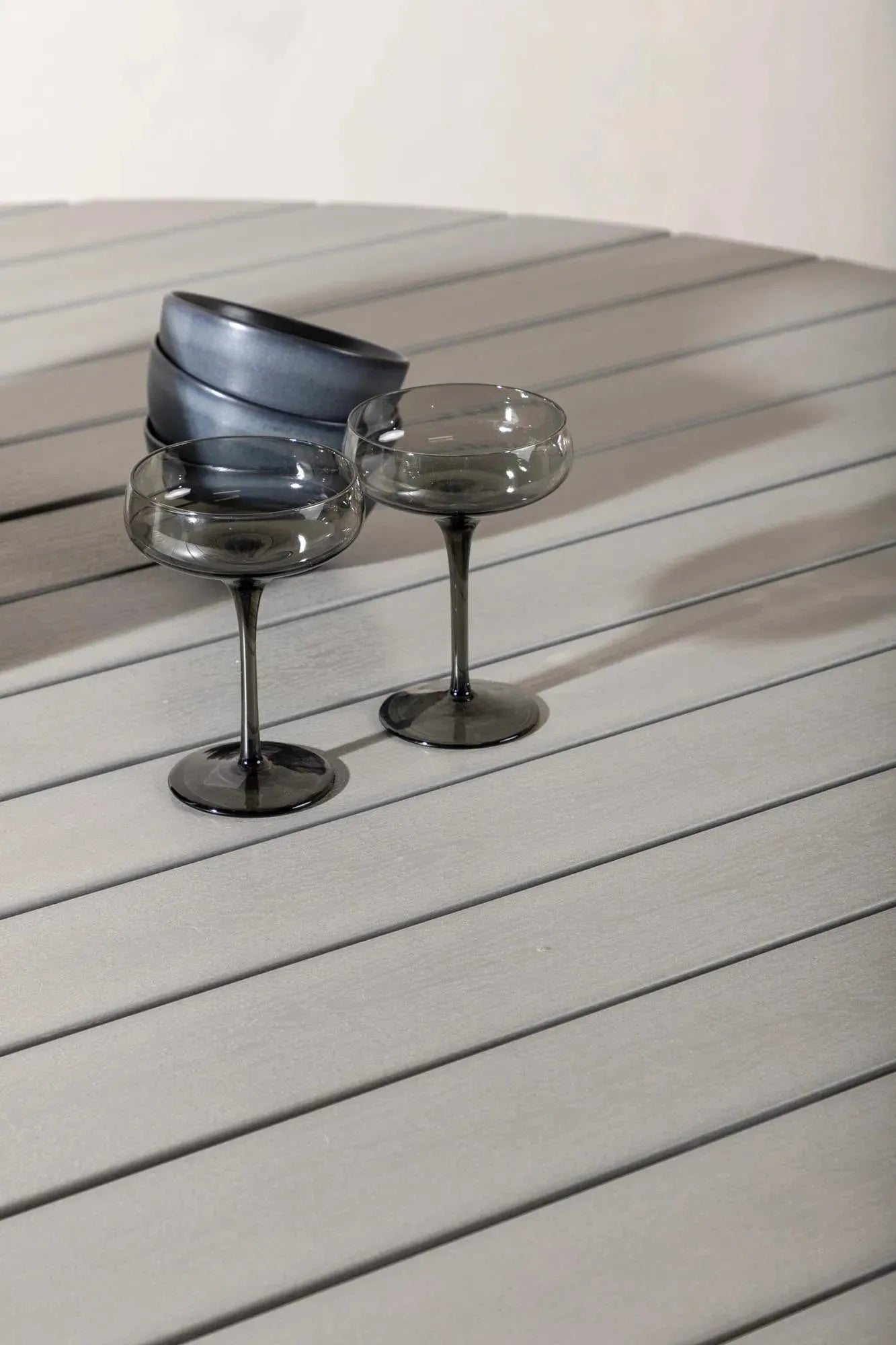 Runder Gartentisch von Venture Home, stilvoll und langlebig, ideal für den Außenbereich, wetterbeständig und funktional.