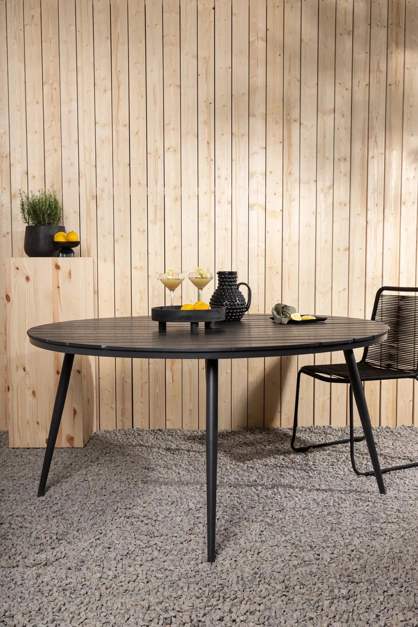 Moderner runder Gartentisch von Venture Home, robust, wetterfest und ideal für stilvolle Außenbereiche.