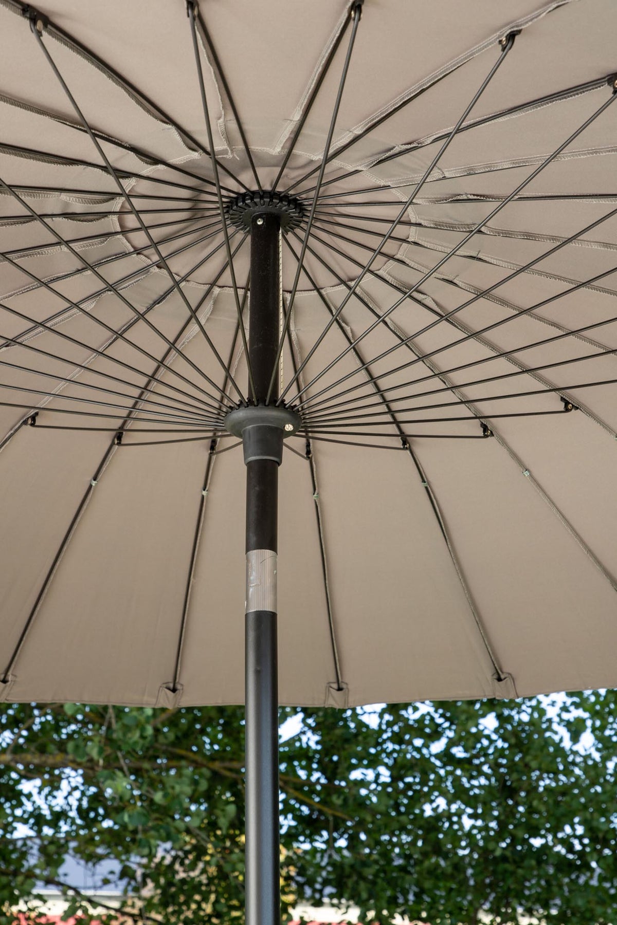 Palmetto Sonnenschirm in Grau präsentiert im Onlineshop von KAQTU Design AG. Sonnenschirm ist von Venture Home