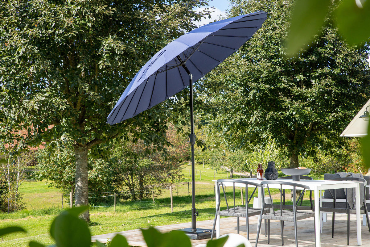 Palmetto Sonnenschirm in Blau präsentiert im Onlineshop von KAQTU Design AG. Sonnenschirm ist von Venture Home