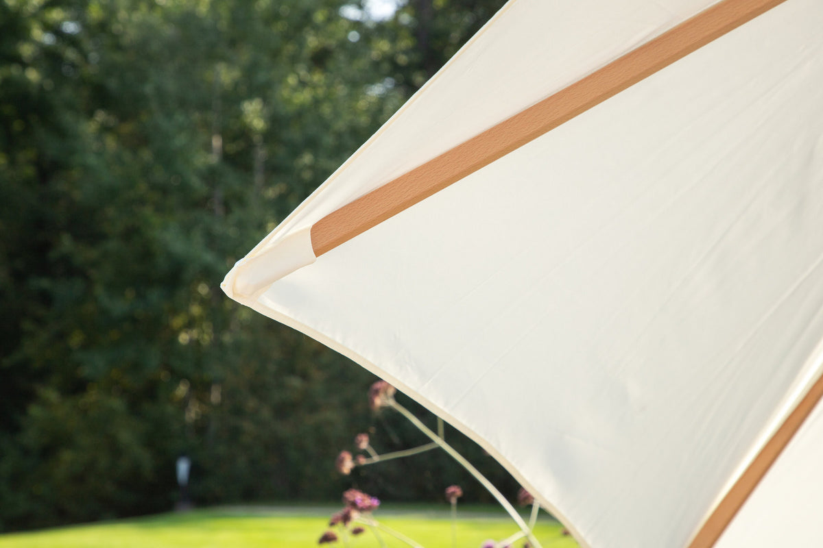 Corypho Sonnenschirm in Weiss präsentiert im Onlineshop von KAQTU Design AG. Sonnenschirm ist von Venture Home