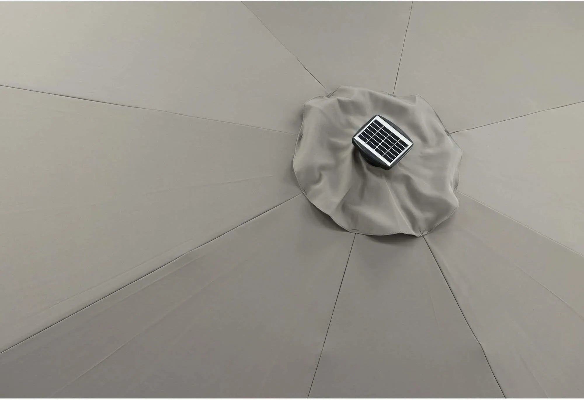 Sabal Sonnenschirm: Eleganter Schatten mit LED-Beleuchtung.