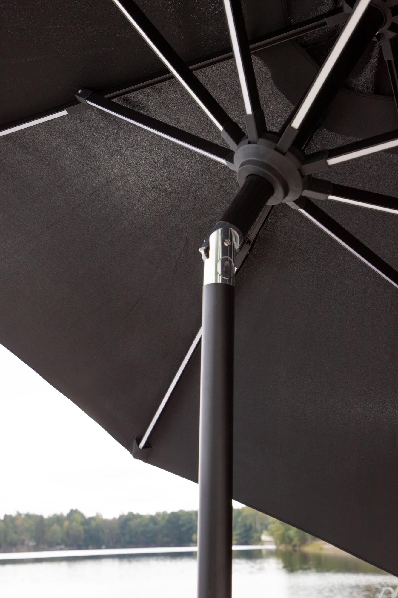 Sabal Sonnenschirm in Schwarz präsentiert im Onlineshop von KAQTU Design AG. Sonnenschirm ist von Venture Home