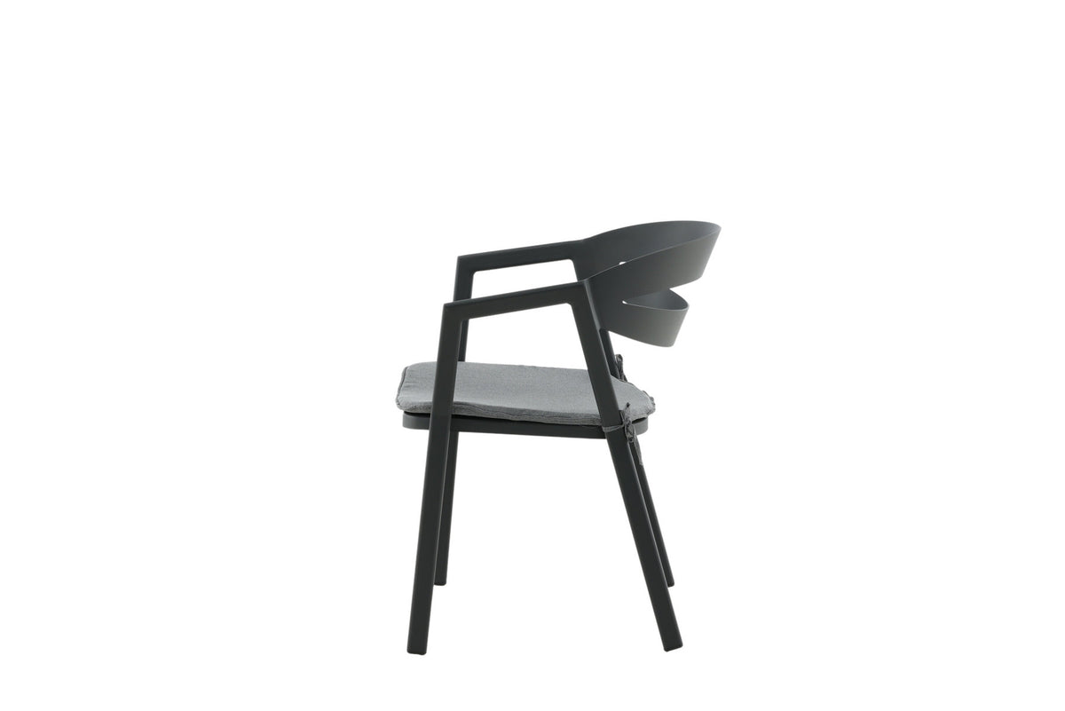 Slit Stuhl in Schwarz präsentiert im Onlineshop von KAQTU Design AG. Gartenstuhl mit Armlehnen ist von Venture Home