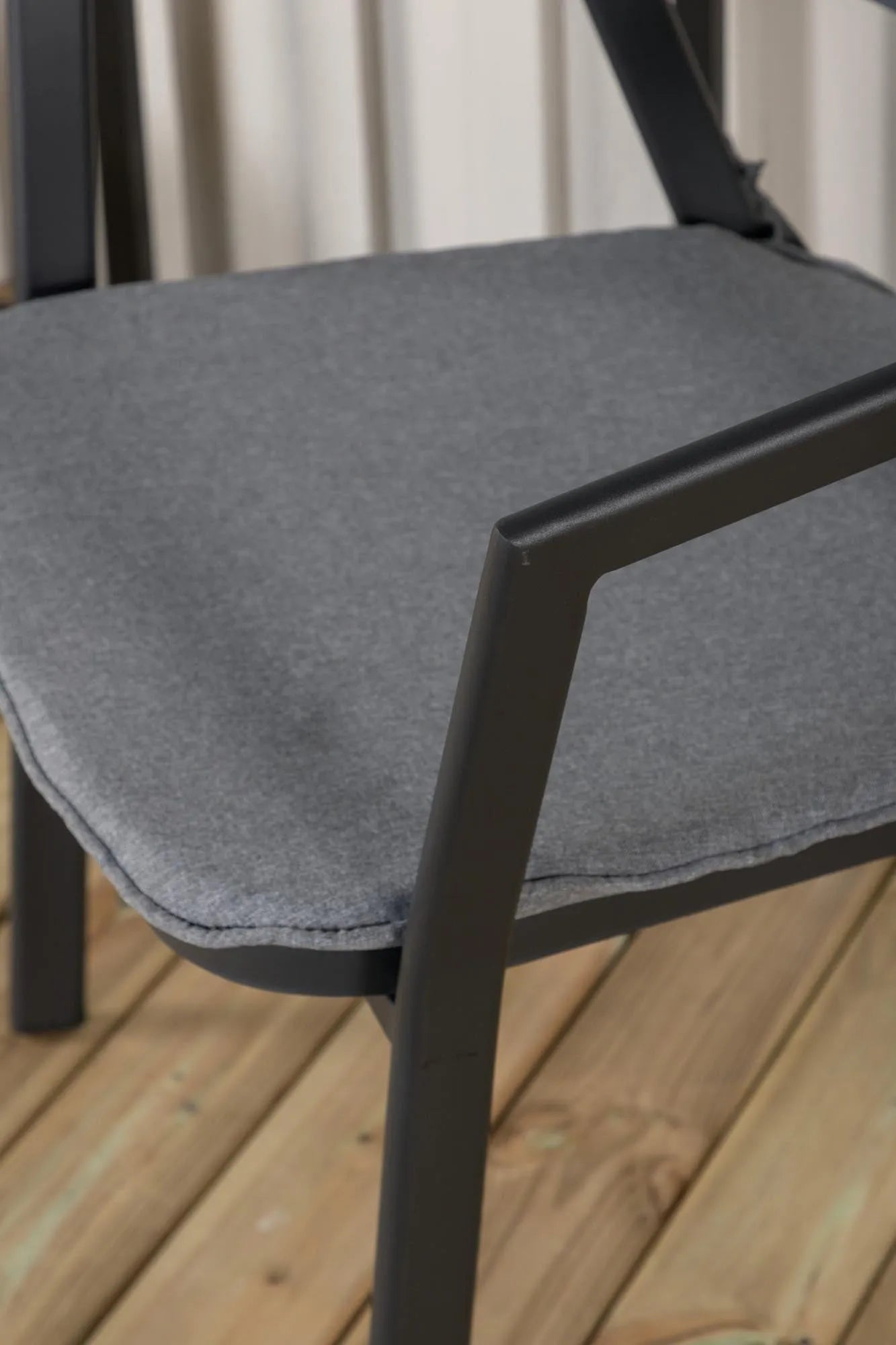 Venture Home Slit Stuhl: Zeitloses Design für Ihren Außenbereich.