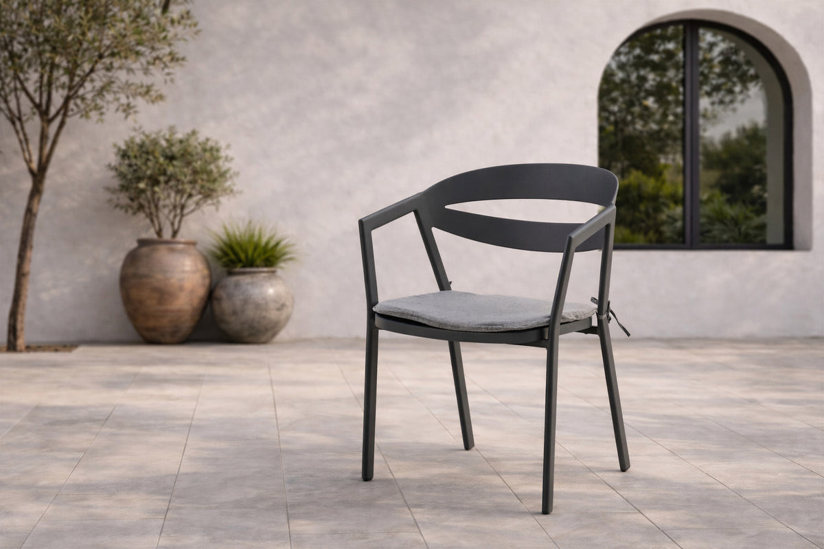 Slit Stuhl in Schwarz präsentiert im Onlineshop von KAQTU Design AG. Gartenstuhl mit Armlehnen ist von Venture Home