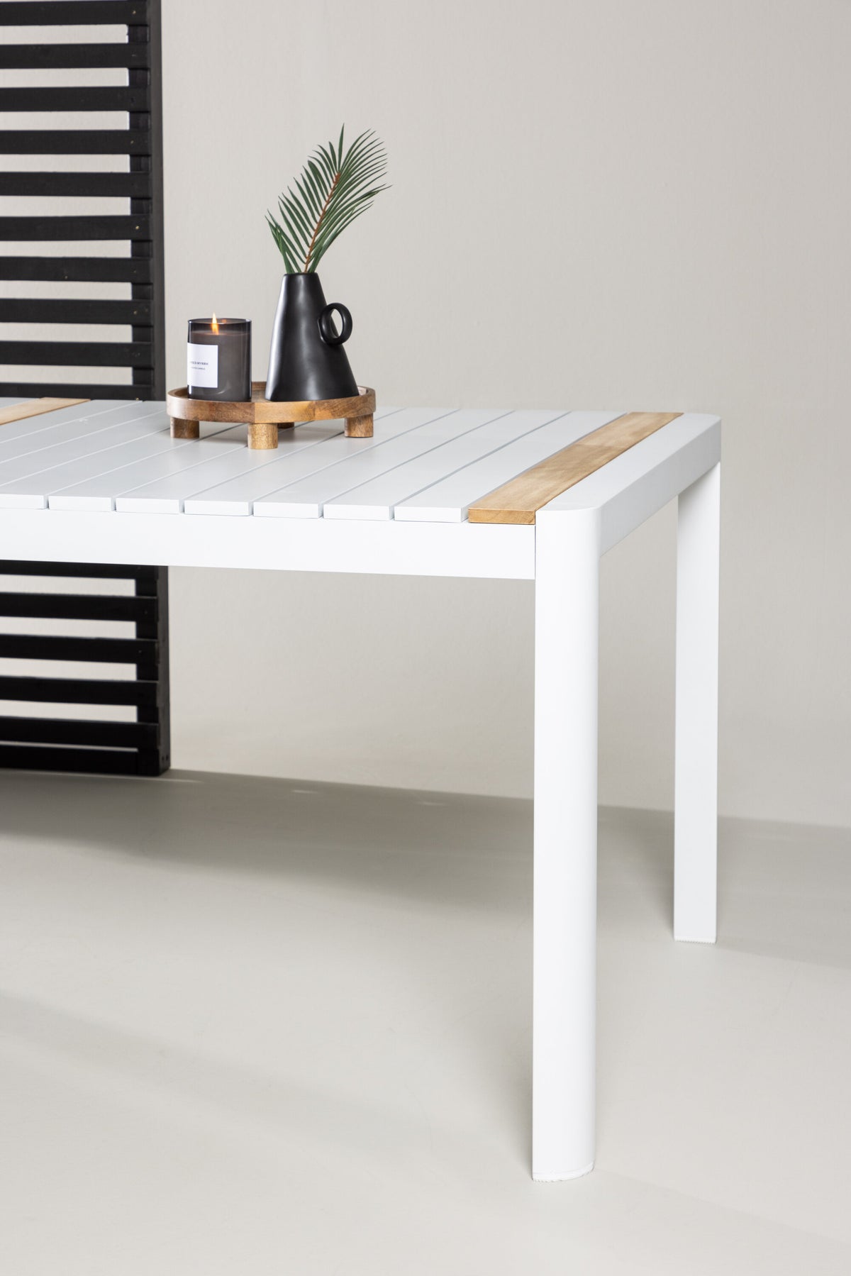 Togo Gartentisch in Weiss präsentiert im Onlineshop von KAQTU Design AG. Gartentisch ist von Venture Home