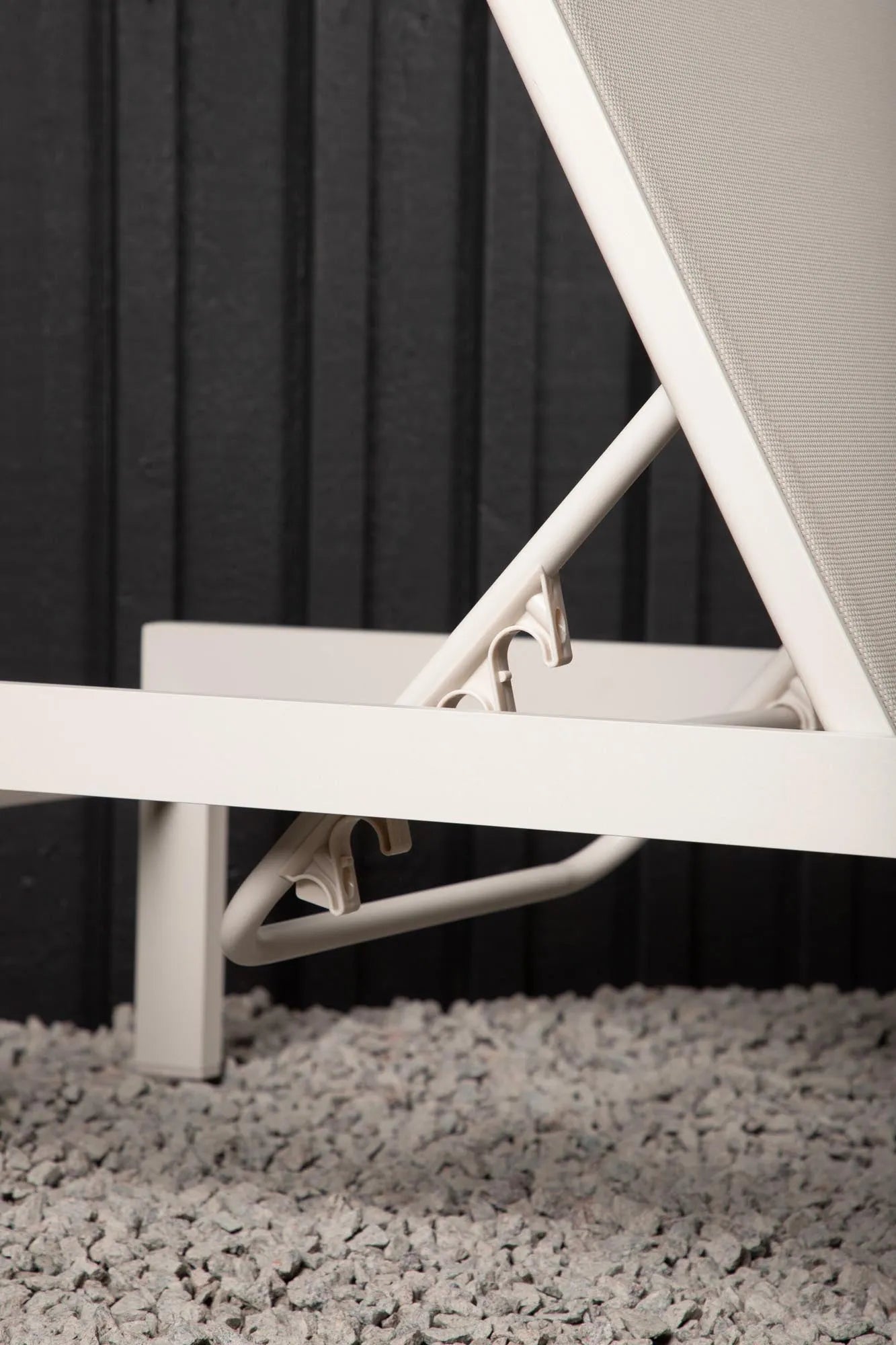Elegante Sonnenliege aus Aluminium, wetterfest, ergonomisch, ideal für Garten und Terrasse. Stilvoller Komfort für entspannte Stunden.