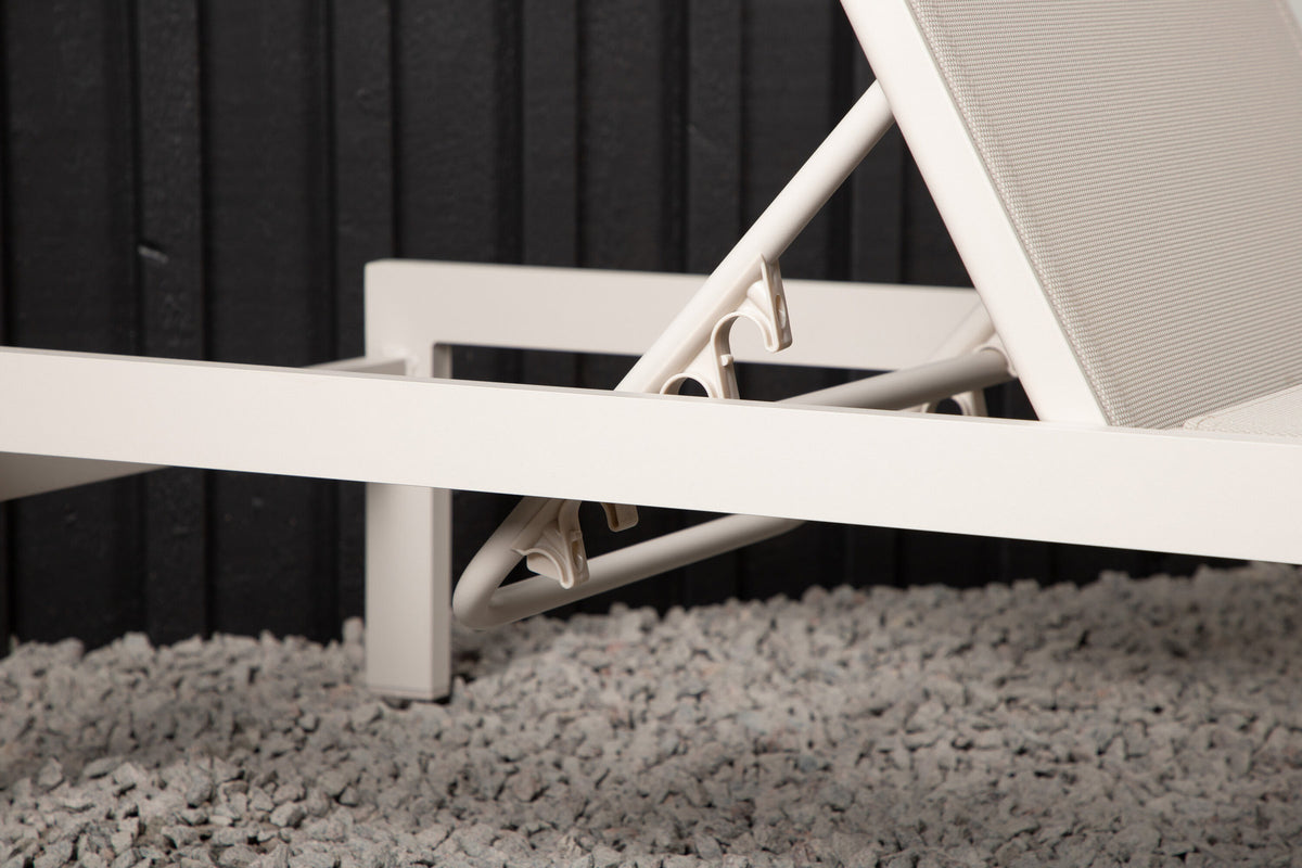 Copacabana Sonnenliege in Beige präsentiert im Onlineshop von KAQTU Design AG. Liegestuhl ist von Venture Home