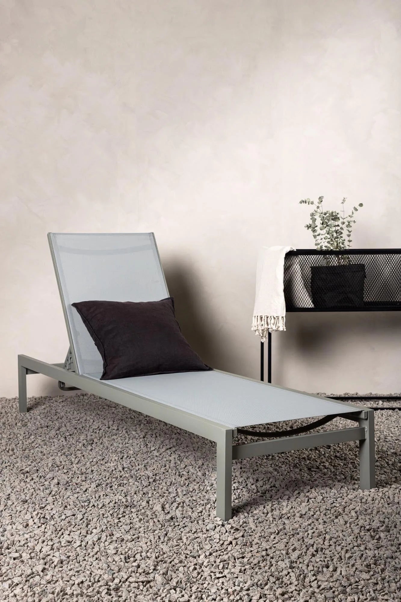 Elegante Sonnenliege aus Aluminium, wetterfest, ergonomisch, ideal für Garten und Terrasse. Stilvoller Komfort für entspannte Stunden.