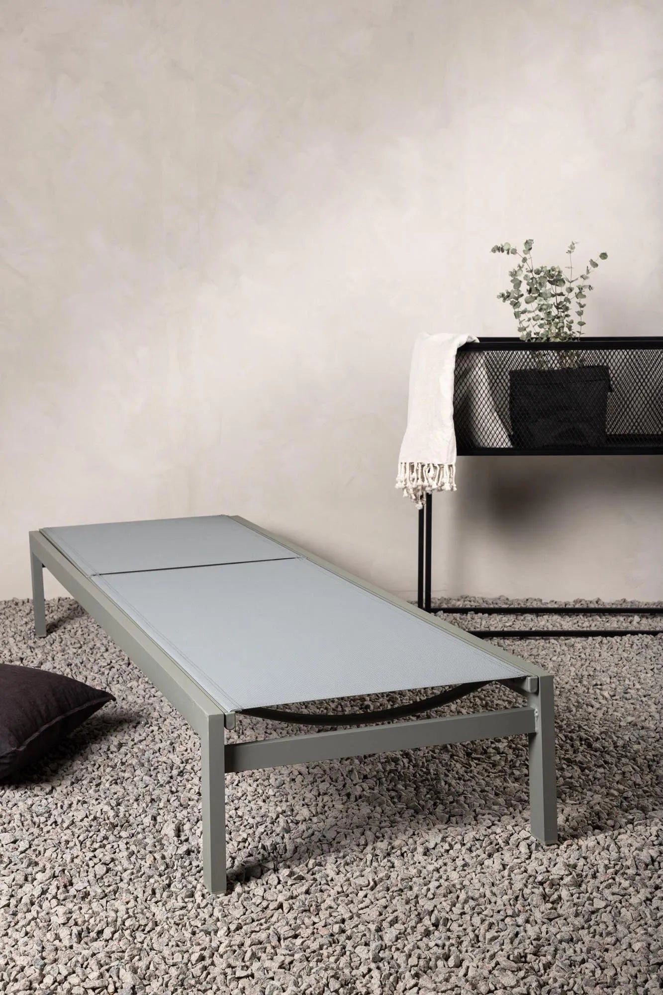 Elegante Sonnenliege aus Aluminium, wetterfest, ergonomisch, ideal für Garten und Terrasse. Stilvoller Komfort für entspannte Stunden.