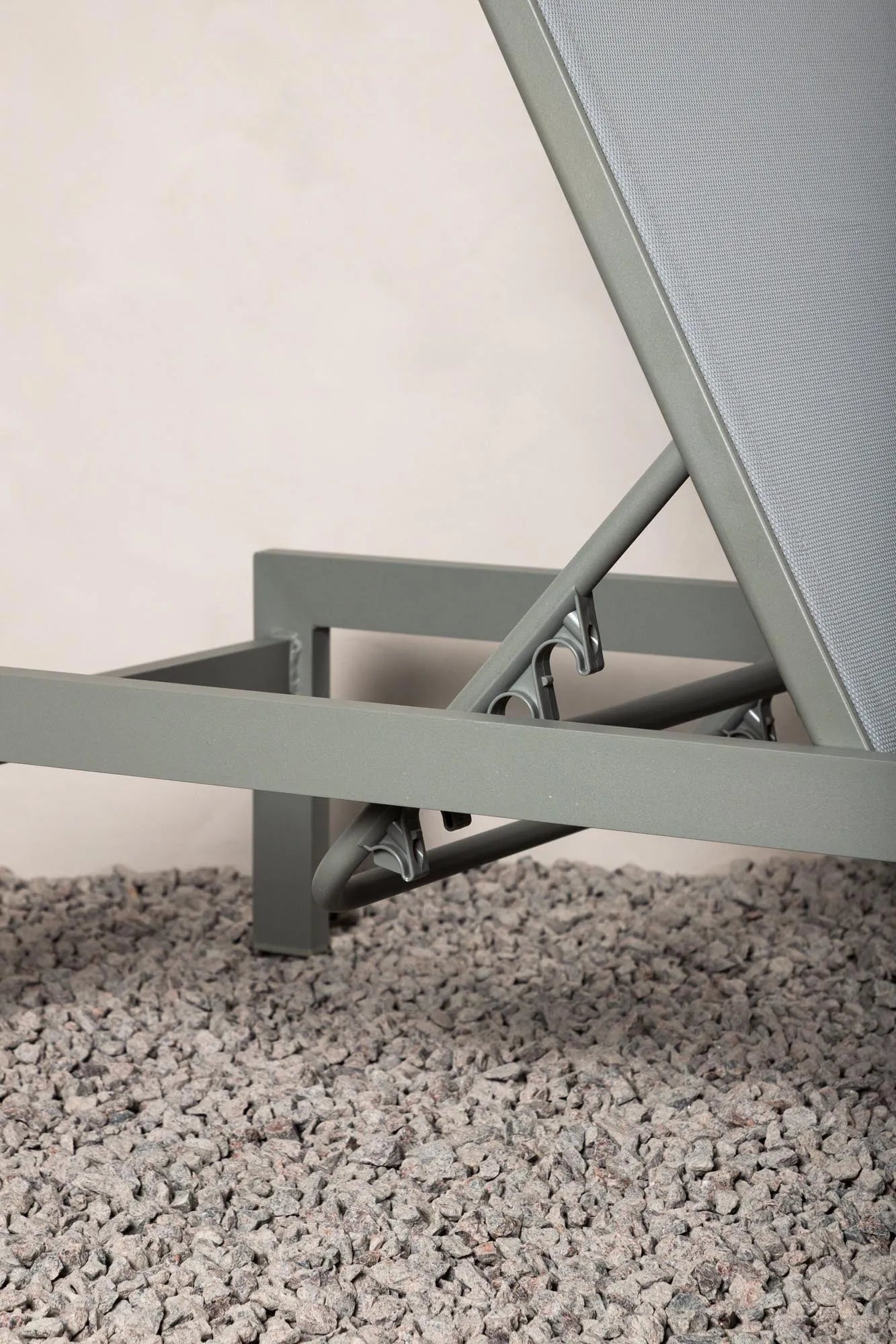 Elegante Sonnenliege aus Aluminium, wetterfest, ergonomisch, ideal für Garten und Terrasse. Stilvoller Komfort für entspannte Stunden.