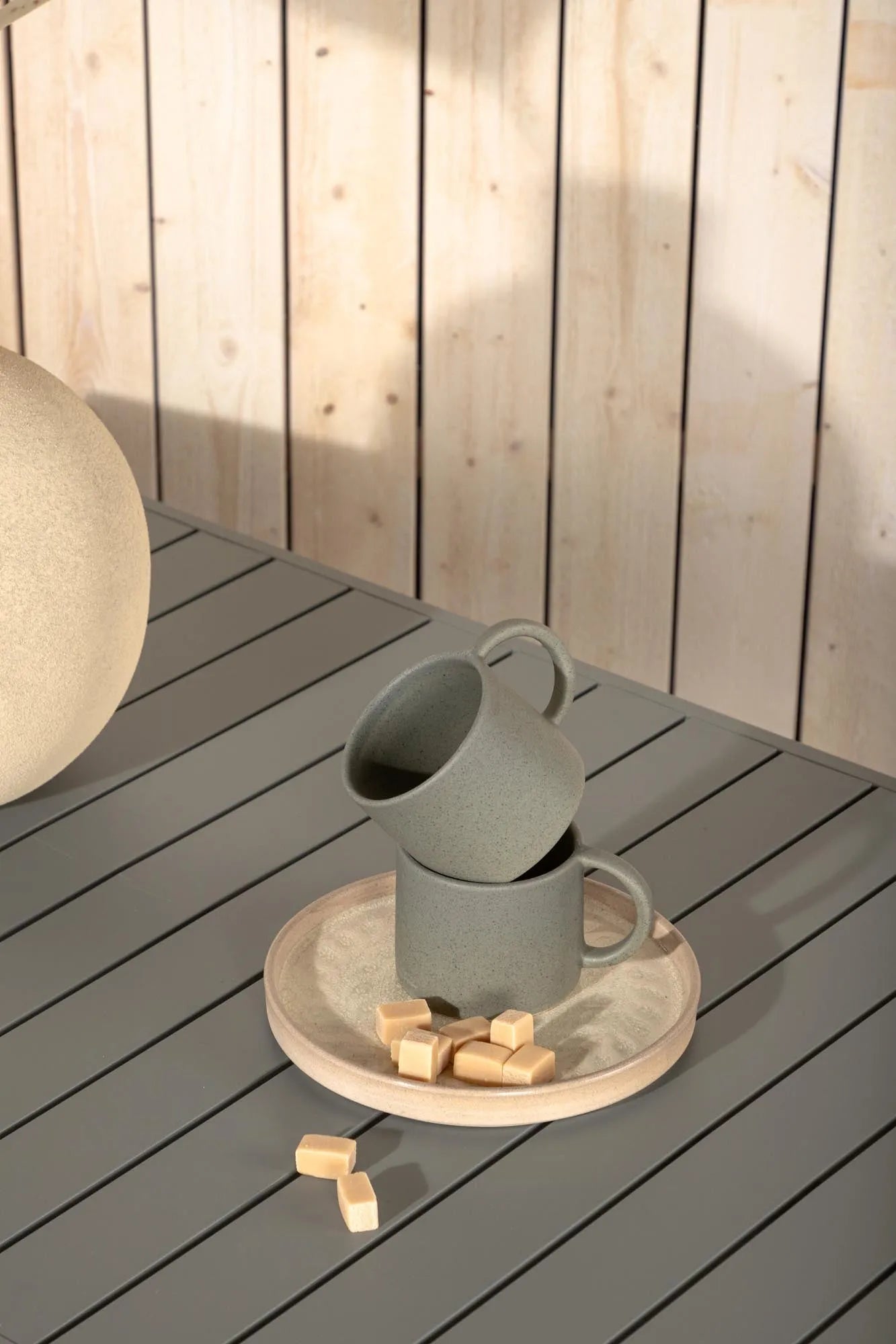 Moderner Copacabana Outdoor-Tisch von Venture Home für stilvolle Gärten.