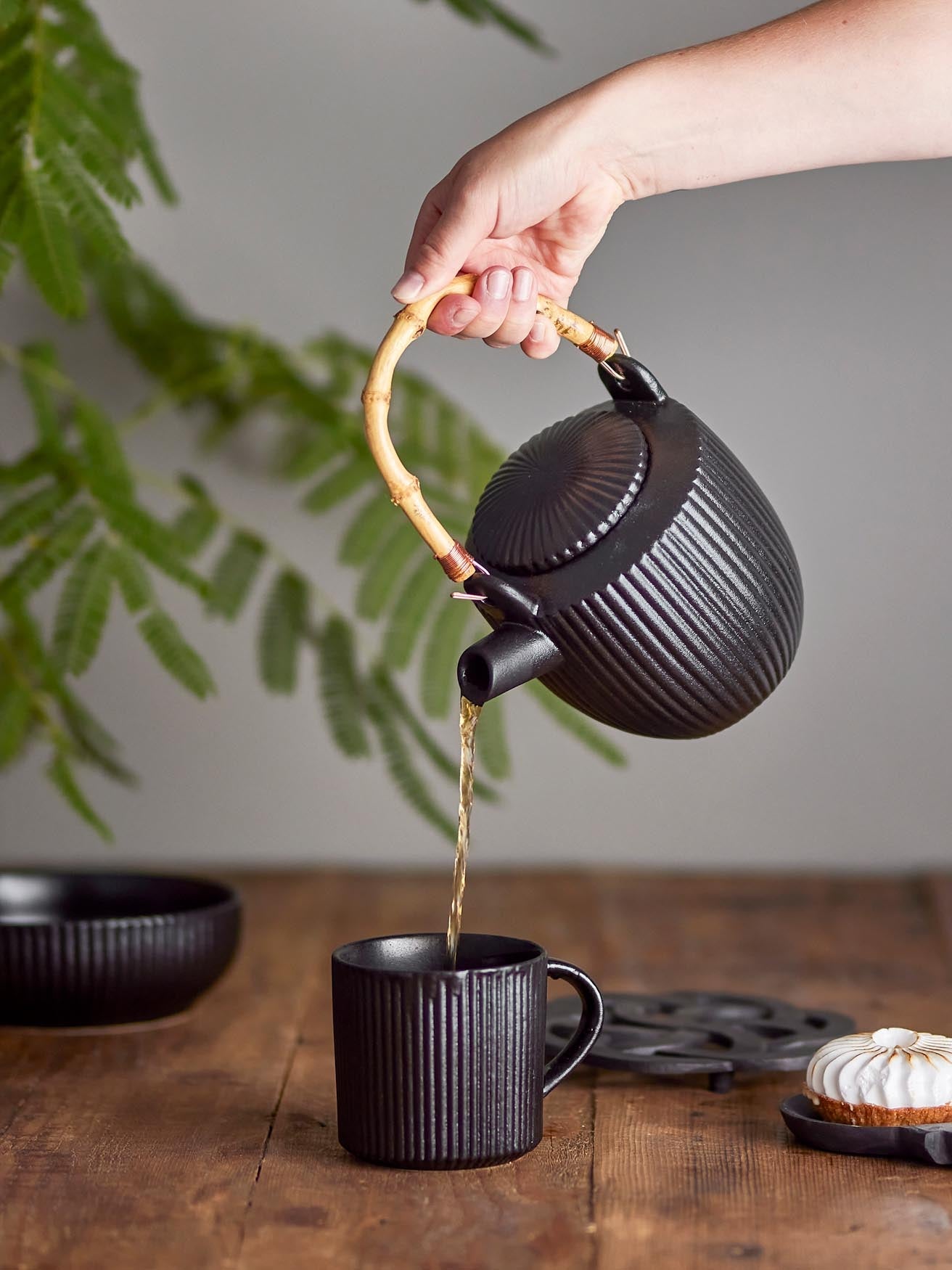 Moderner Neri Becher aus schwarzem Steingut von Bloomingville.