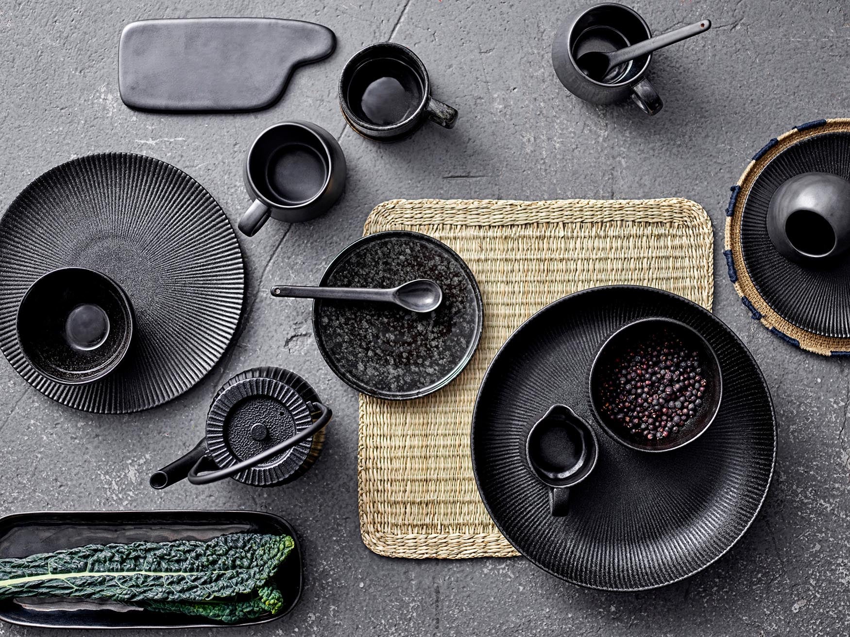 Neri Schale, Schwarz, Steingut in Black präsentiert im Onlineshop von KAQTU Design AG. Schale ist von Bloomingville