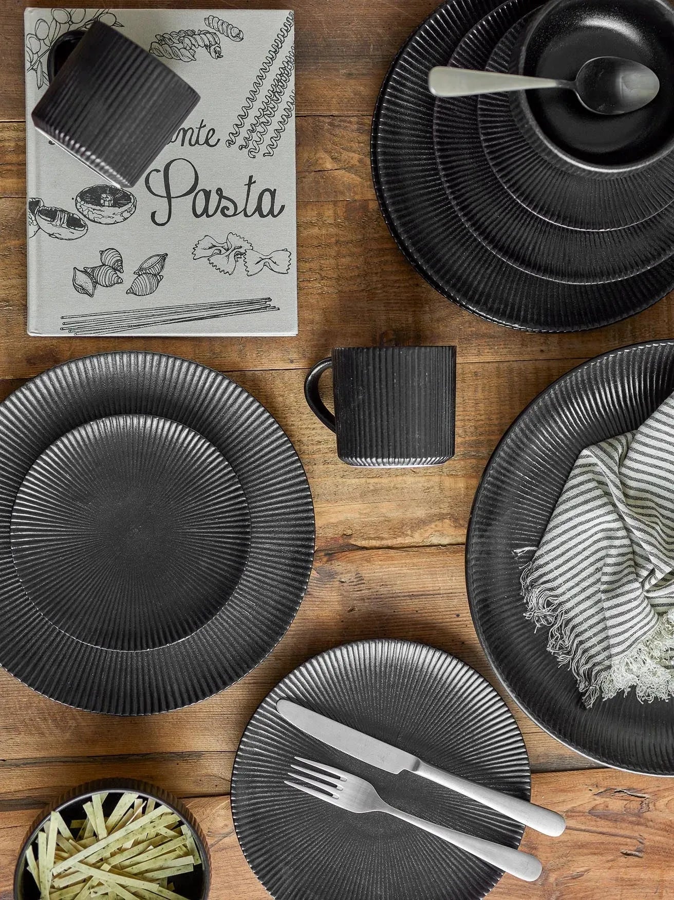 Neri Schale, Schwarz, Steingut in Black präsentiert im Onlineshop von KAQTU Design AG. Schale ist von Bloomingville