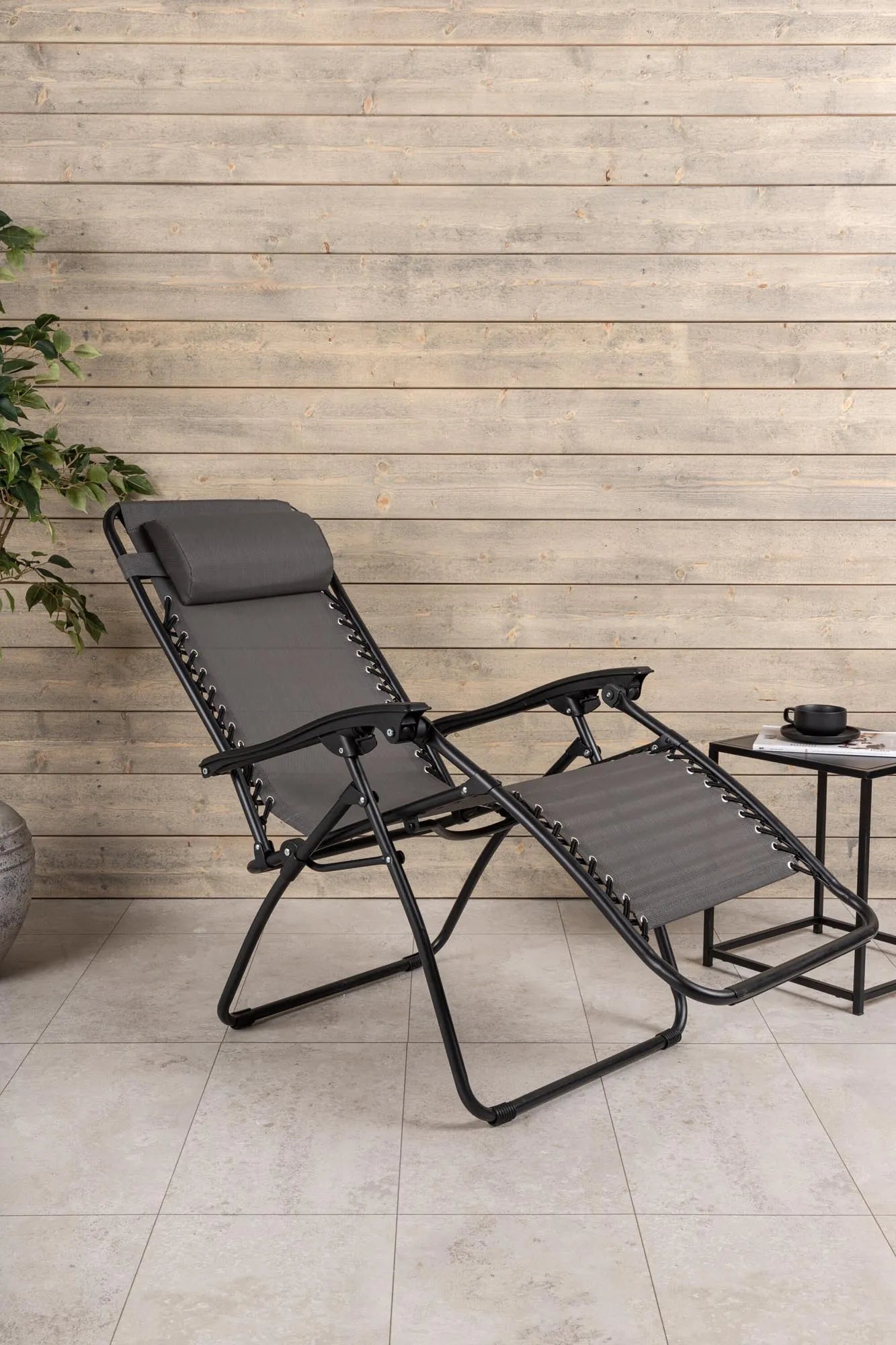 Eleganter Liegestuhl für stilvolle Entspannung im Freien, robust, pflegeleicht und ergonomisch verstellbar.