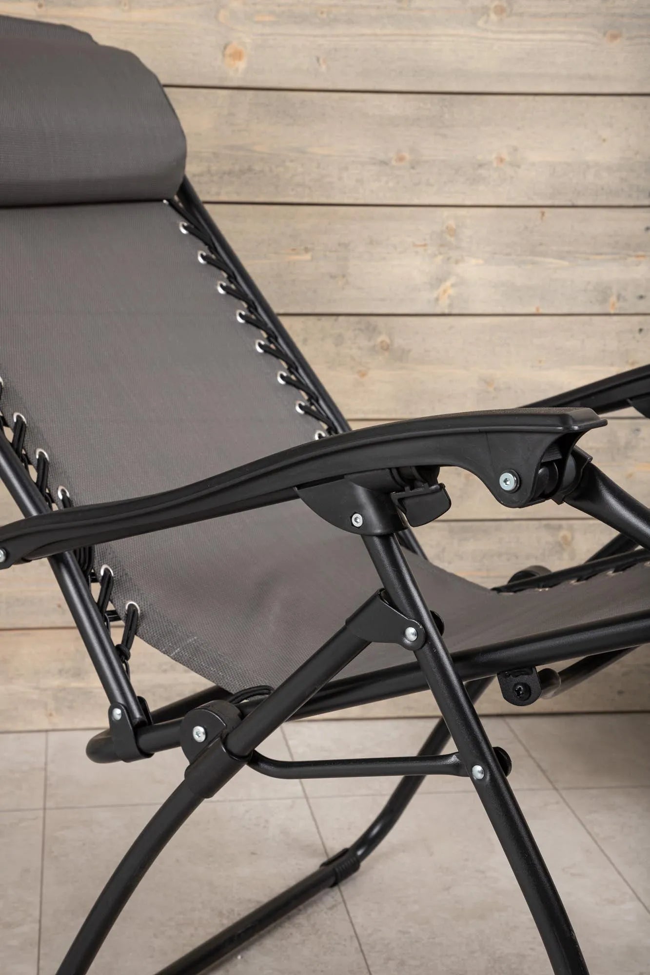 Eleganter Liegestuhl für stilvolle Entspannung im Freien, robust, pflegeleicht und ergonomisch verstellbar.