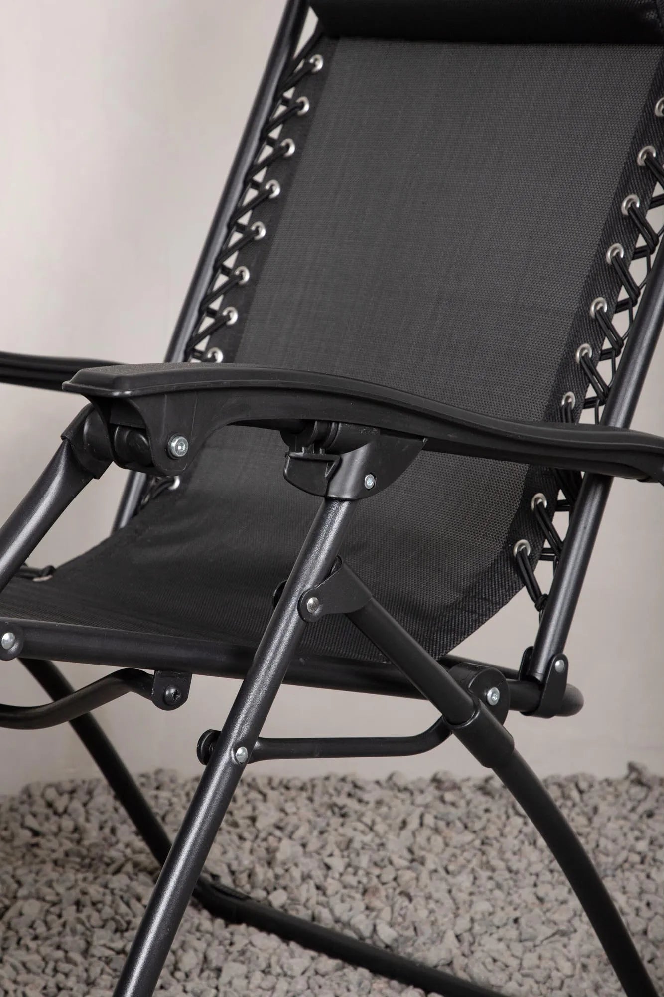 Eleganter Liegestuhl für stilvolle Entspannung im Freien, robust, pflegeleicht und ergonomisch verstellbar.