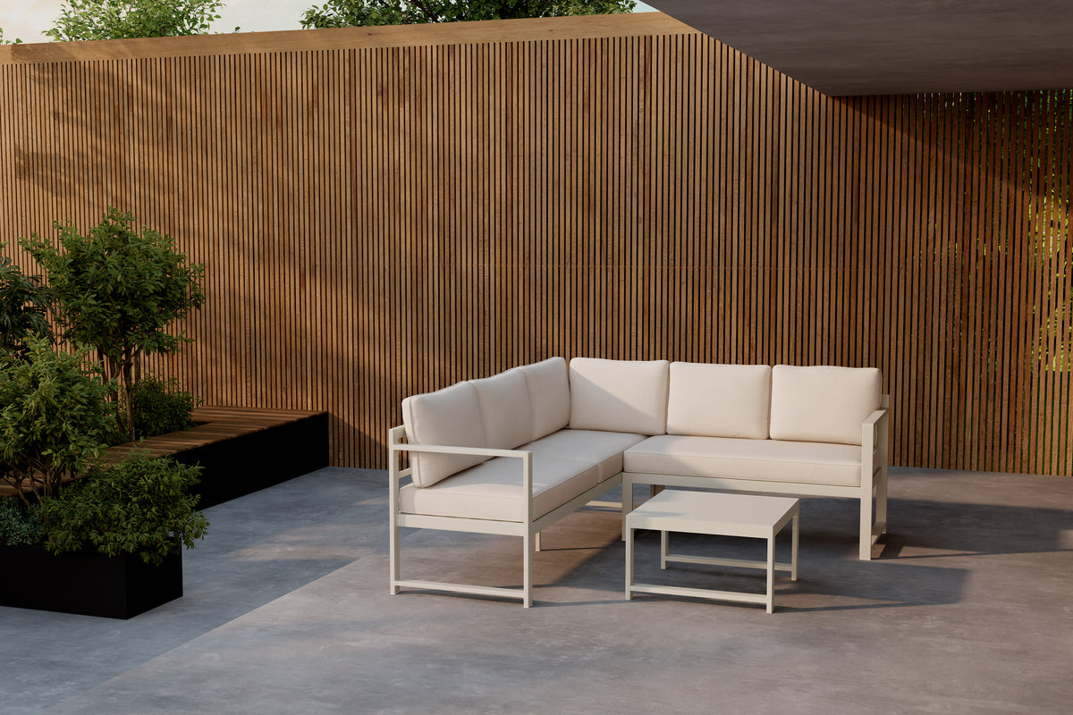 Ecksofa-Set für den Außenbereich mit grauen Polstern und einem modernen, minimalistischen Design, bestehend aus einem Ecksofa und einem passenden Couchtisch aus Holz.