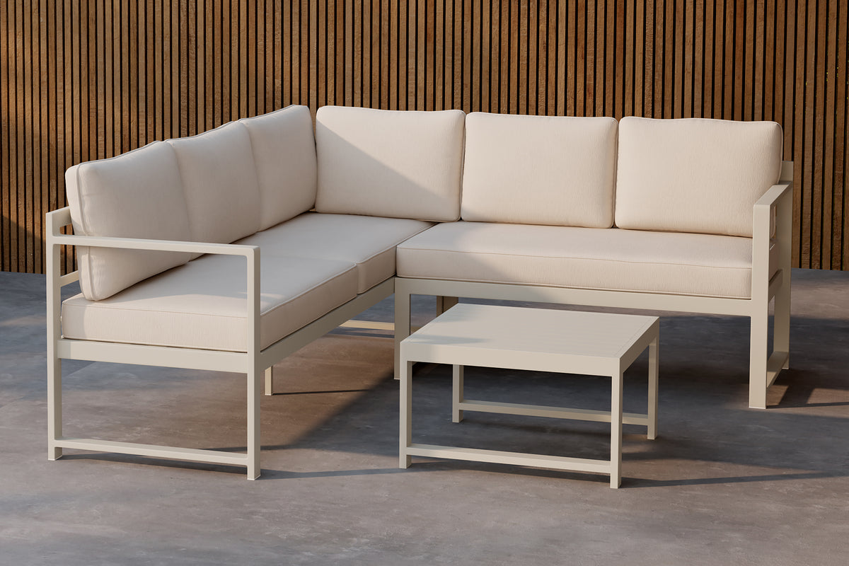 Modernes Outdoor-Ecksofa-Set mit grauen Polstern, bestehend aus einem L-förmigen Sofa und einem rechteckigen Holztisch, ideal für stilvolle Terrassen- oder Gartenbereiche.