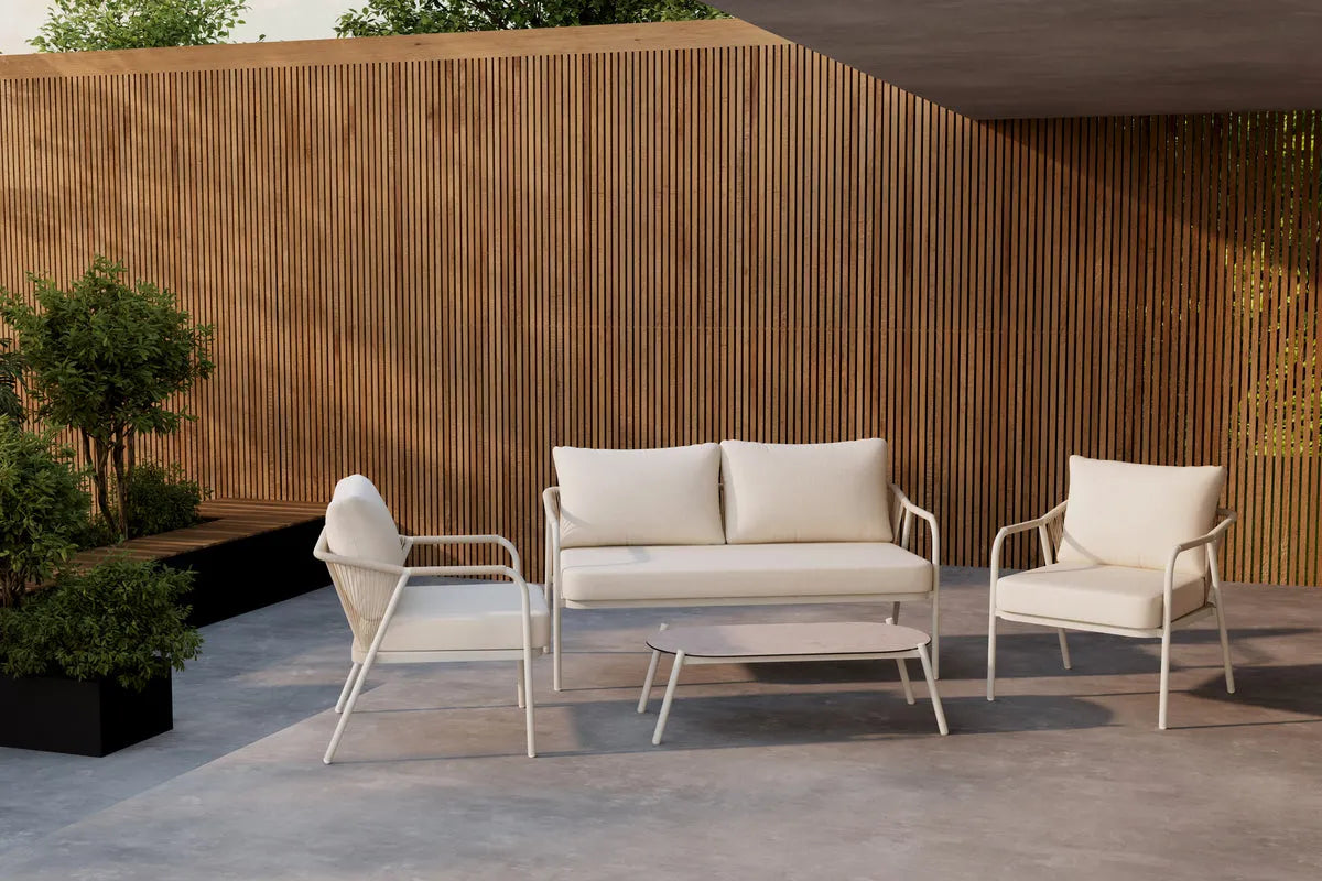 Modernes Sicily Lounge-Set mit robustem Aluminiumgestell, weichen Polstern und Tisch mit Glasplatte – ideal für gemütliche Stunden im Garten oder auf der Terrasse.