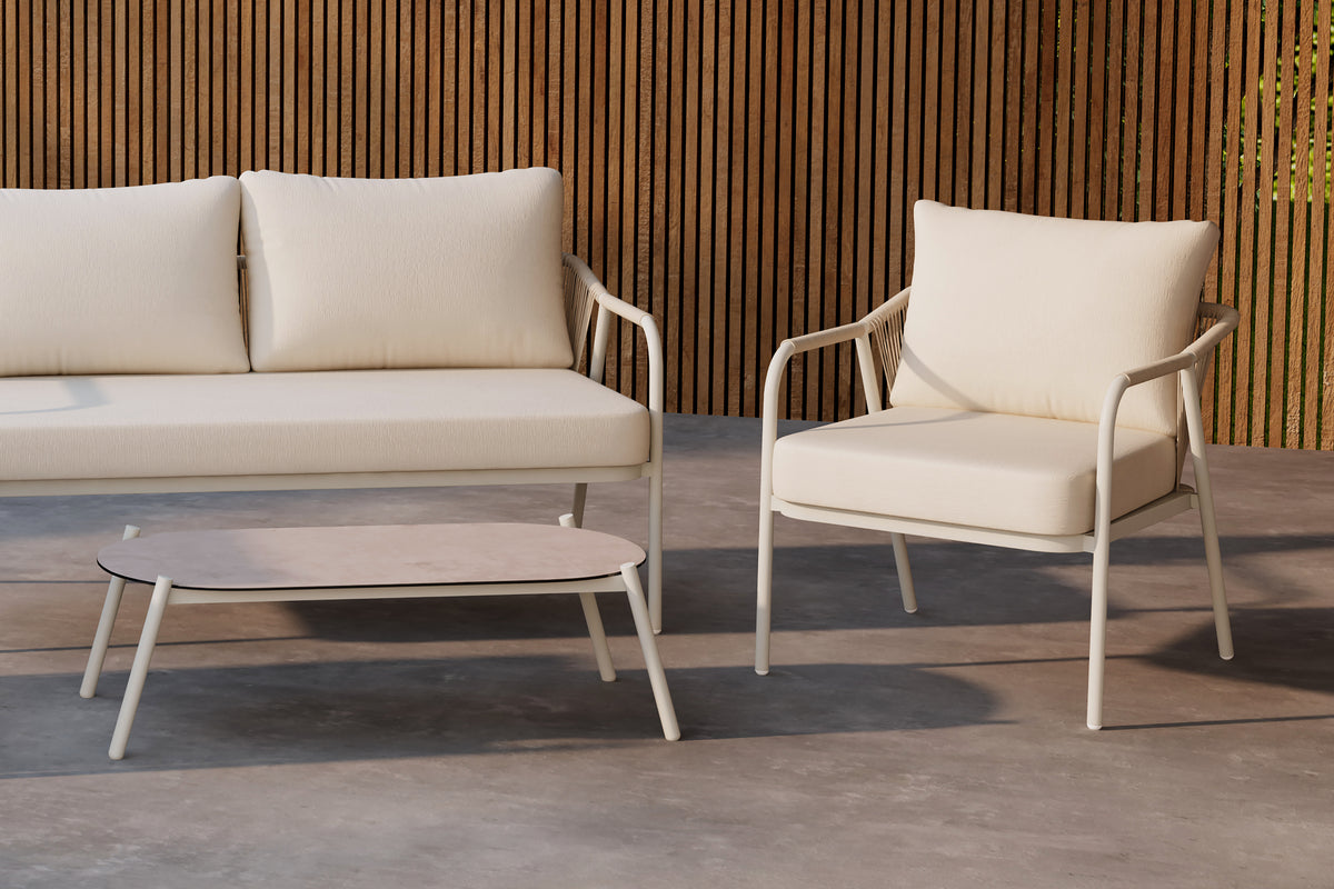 Elegantes Sicily Lounge-Set mit stabilem Aluminiumrahmen, komfortablen Kissen und passendem Tisch mit Glasoberfläche – perfekt für stilvolle Entspannung im Außenbereich.