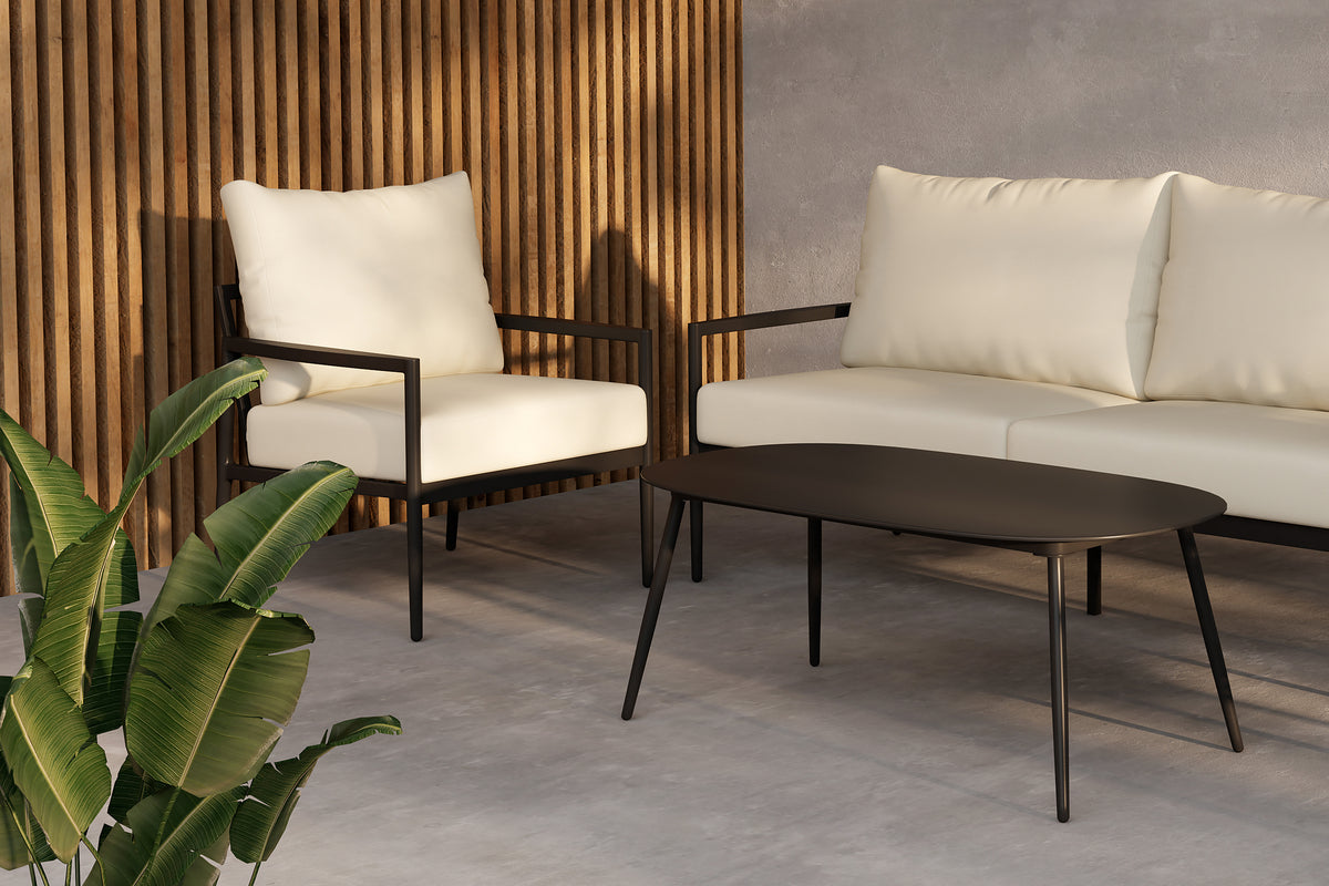 Elegantes Lounge-Set mit robustem Aluminiumgestell in Schwarz und bequemen, hellbeigen Polstern, ideal für stilvolle Entspannung im Außenbereich.