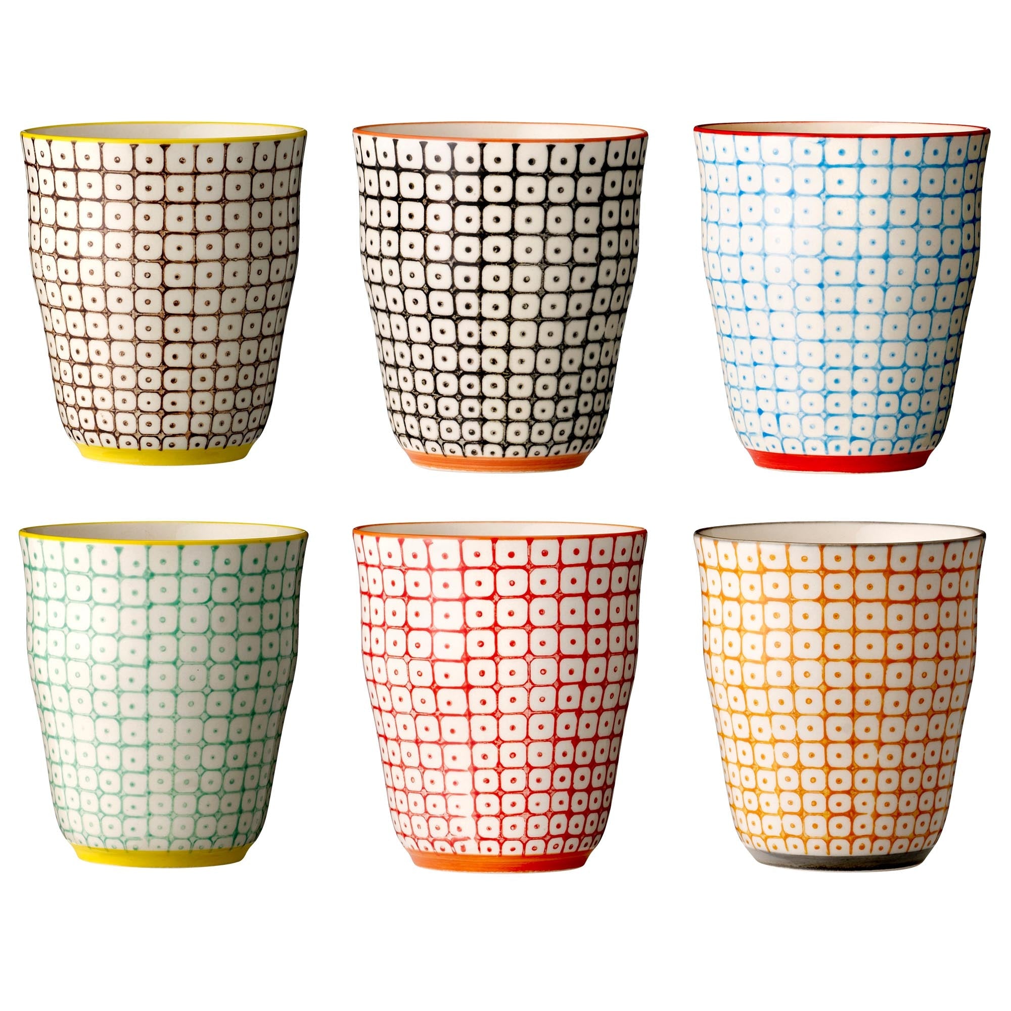 Die rote Carla Tasse von Bloomingville aus Steingut besticht durch ihr rustikales Design und ist ideal für Kaffee oder Tee.