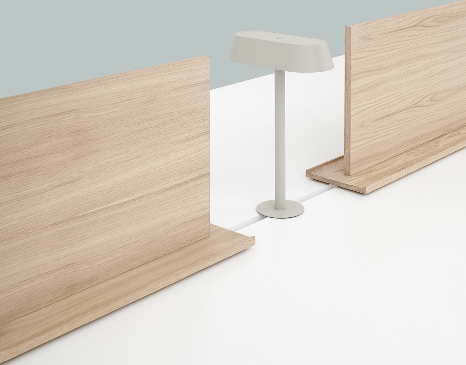 Linear Mounted Lampe small in Grau präsentiert im Onlineshop von KAQTU Design AG. Tischleuchte ist von Muuto